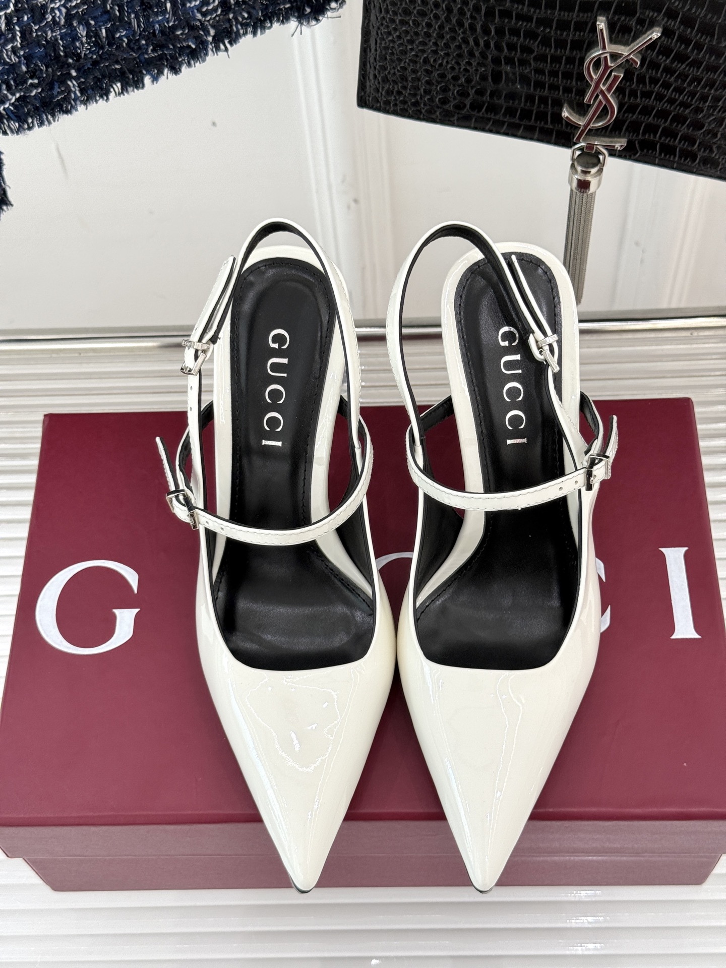 
Gucci/古驰25S夏季新品竹节
金属跟高跟后空凉鞋
仙女风性感竹节跟凉鞋
简约不失个性 上脚舒适
