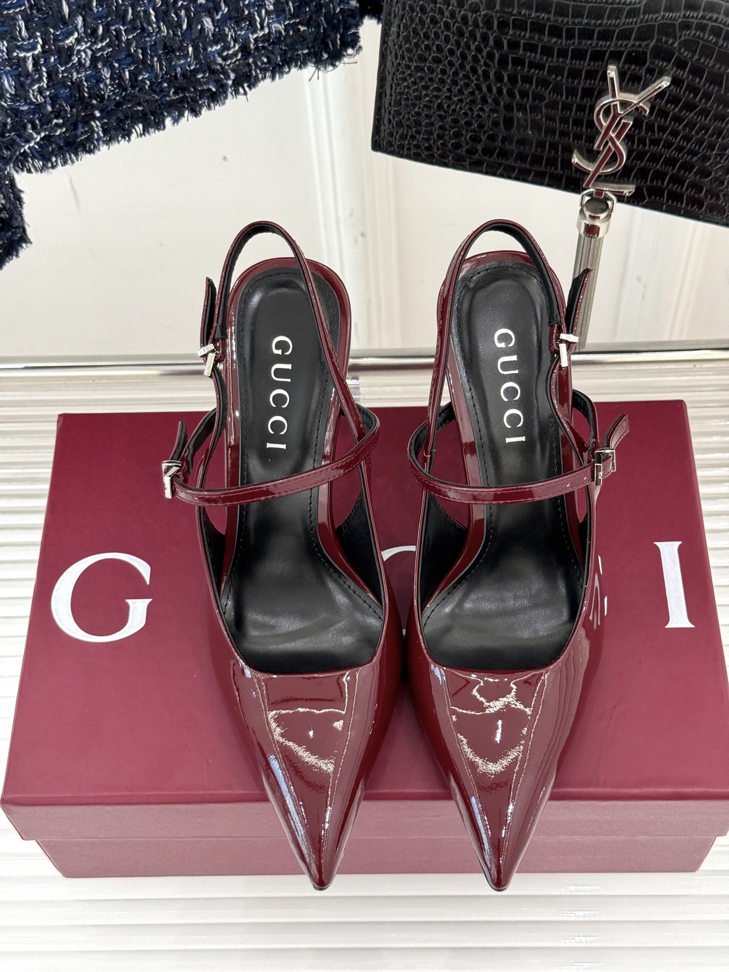 
Gucci/古驰25S夏季新品竹节
金属跟高跟后空凉鞋
仙女风性感竹节跟凉鞋
简约不失个性 上脚舒适
