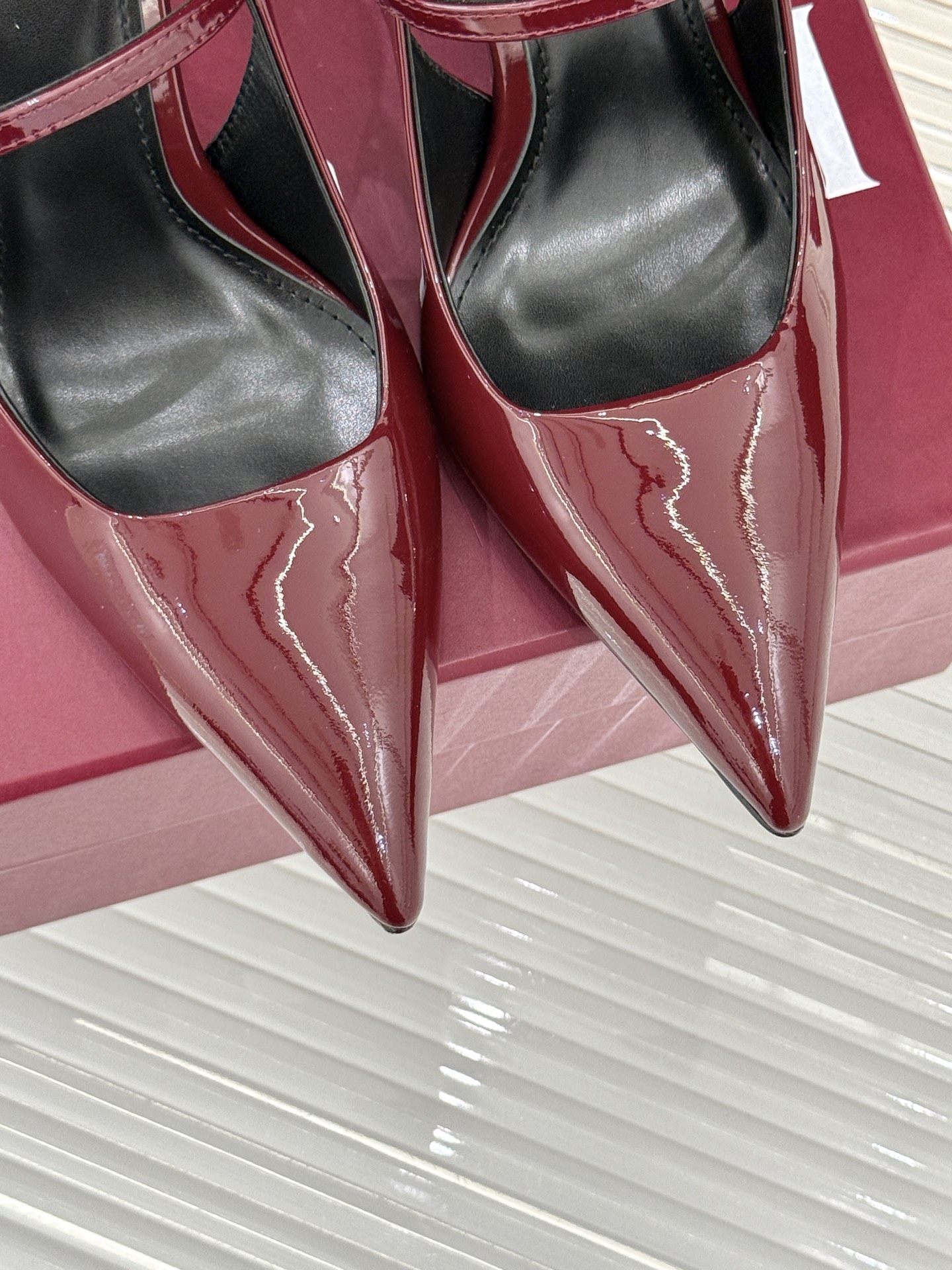 
Gucci/古驰25S夏季新品竹节
金属跟高跟后空凉鞋
仙女风性感竹节跟凉鞋
简约不失个性 上脚舒适
