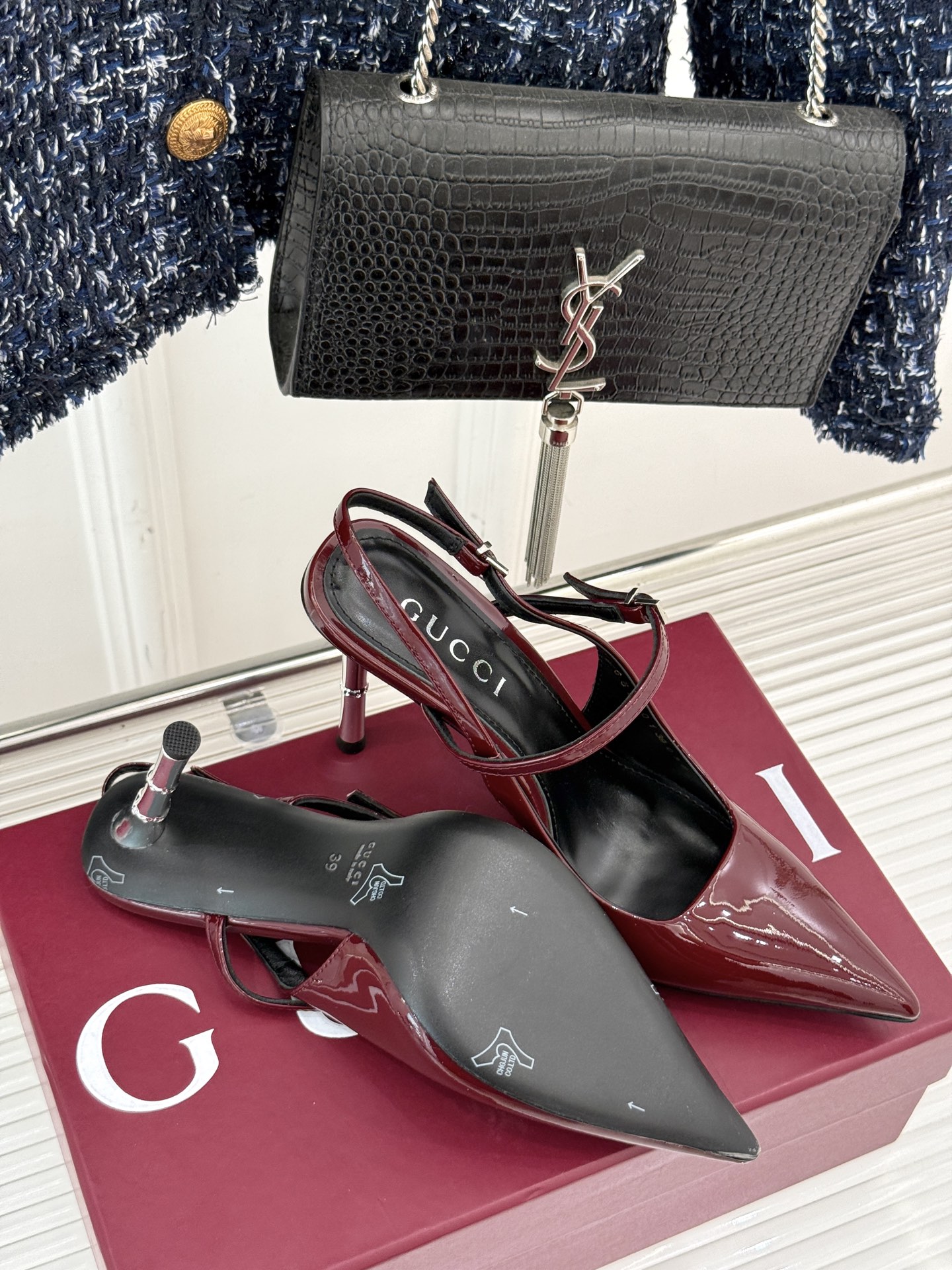 
Gucci/古驰25S夏季新品竹节
金属跟高跟后空凉鞋
仙女风性感竹节跟凉鞋
简约不失个性 上脚舒适
