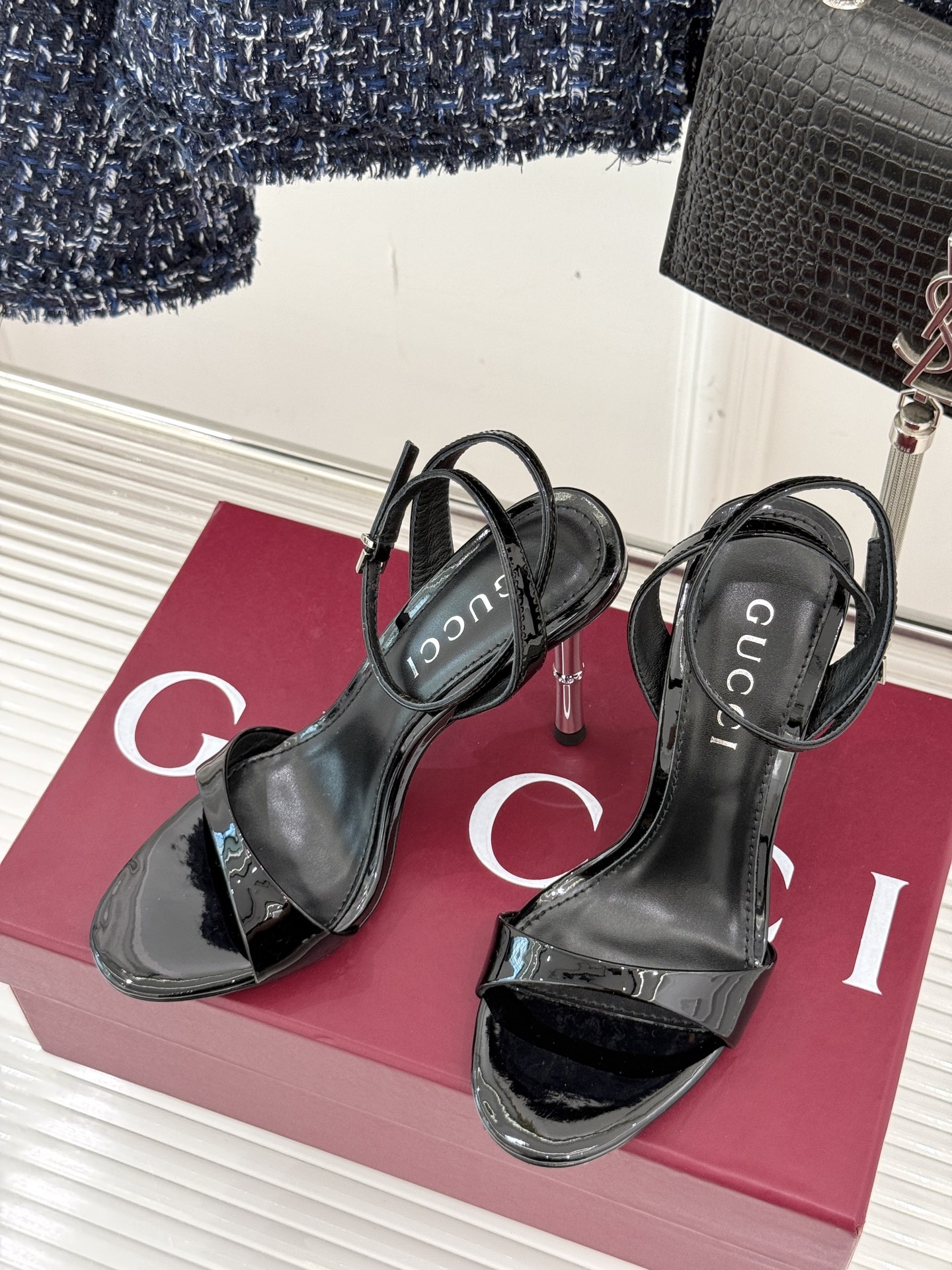 
Gucci/古驰25S夏季新品竹节
金属跟高跟一字带凉鞋
仙女风性感竹节跟凉鞋
简约不失个性 上脚舒适