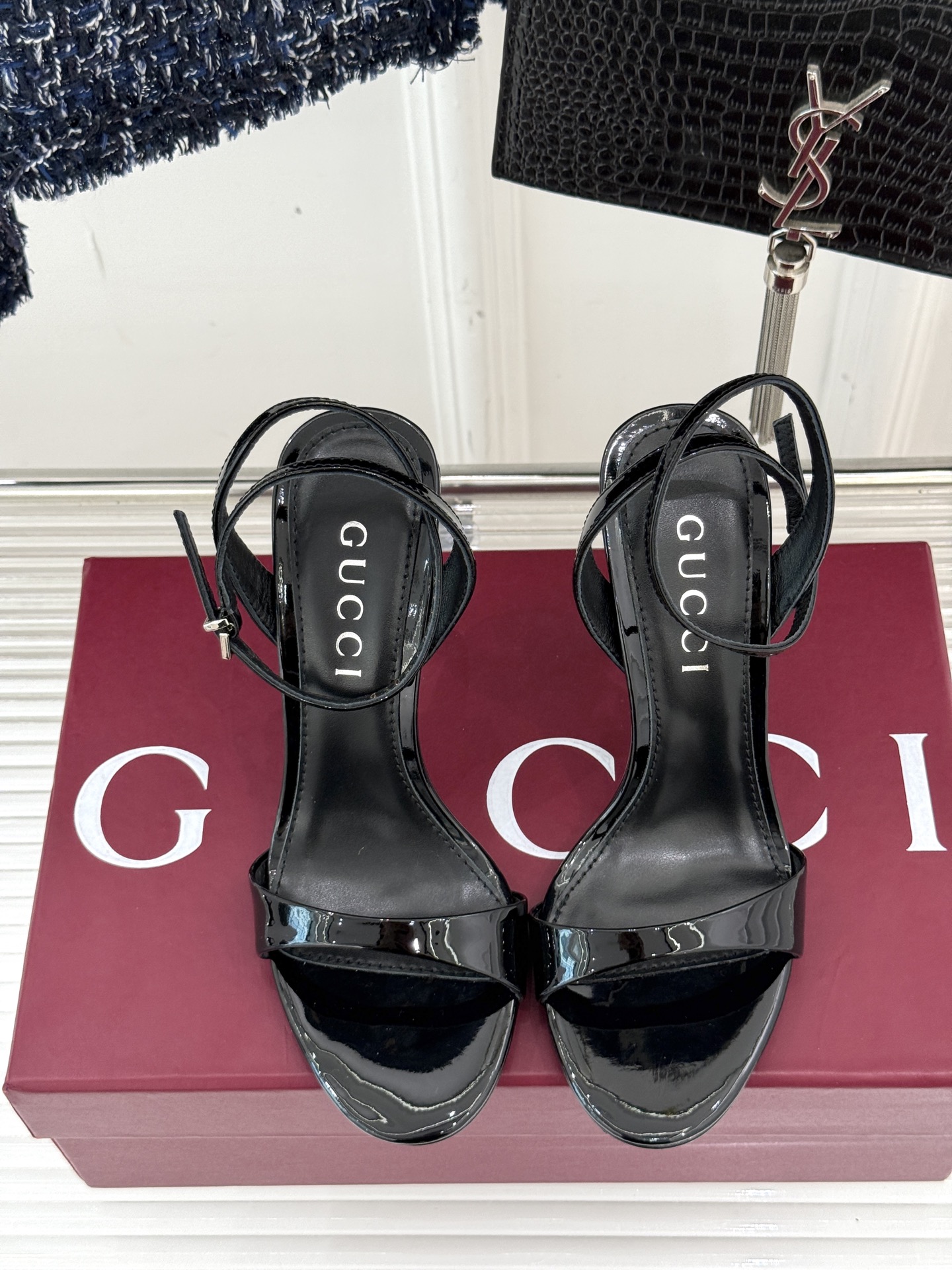
Gucci/古驰25S夏季新品竹节
金属跟高跟一字带凉鞋
仙女风性感竹节跟凉鞋
简约不失个性 上脚舒适