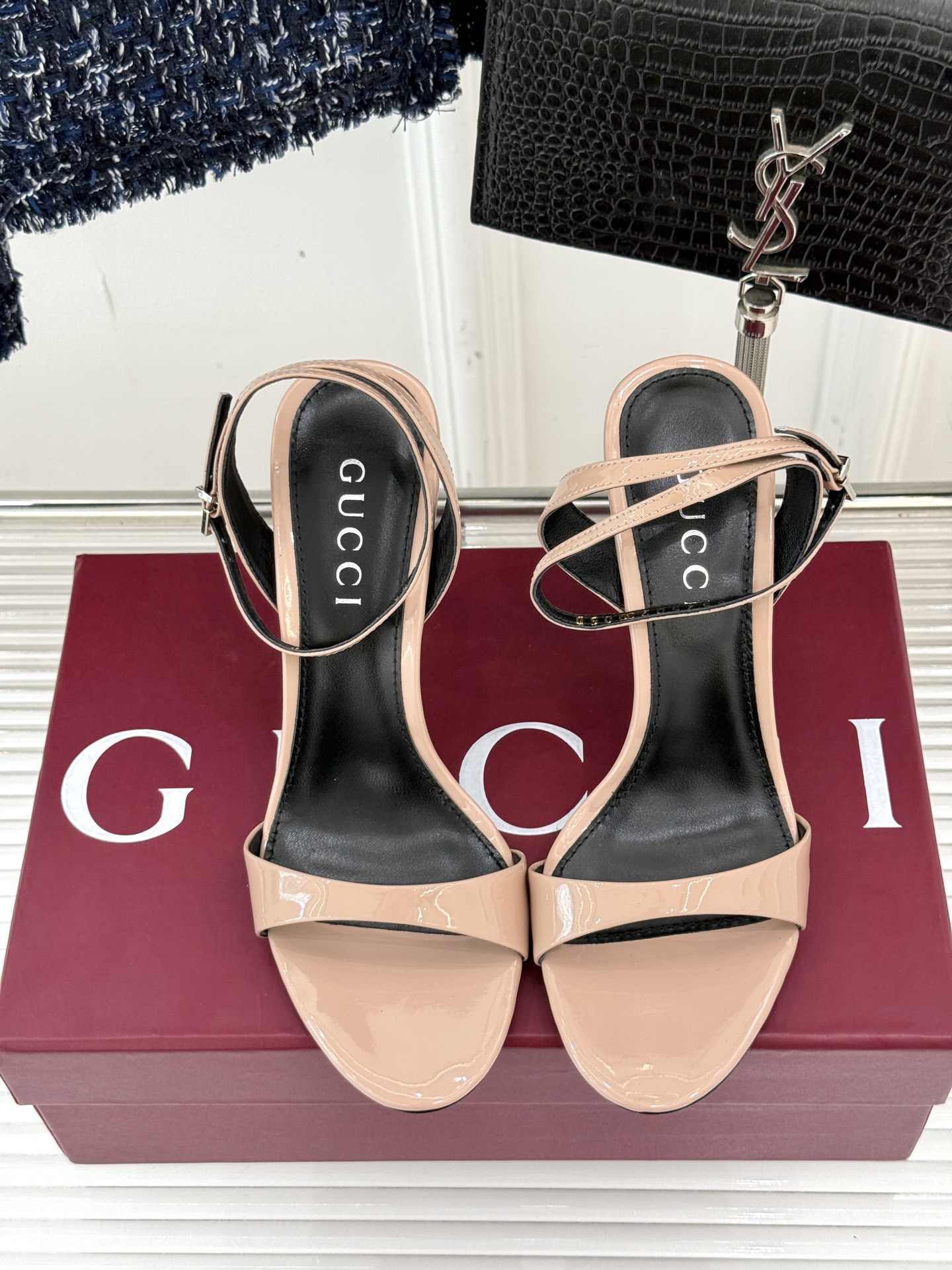 
Gucci/古驰25S夏季新品竹节
金属跟高跟一字带凉鞋
仙女风性感竹节跟凉鞋
简约不失个性 上脚舒适
