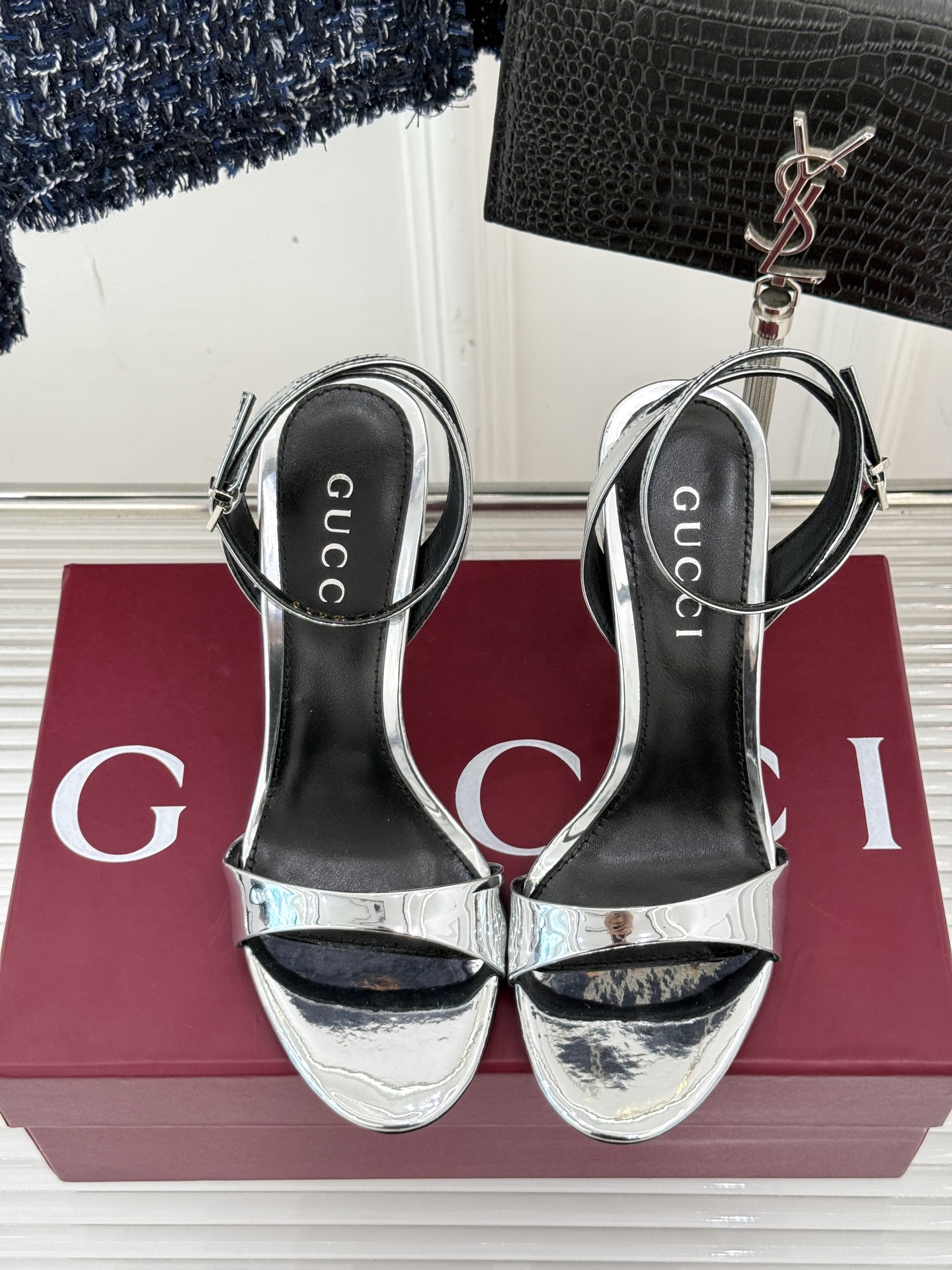 
Gucci/古驰25S夏季新品竹节
金属跟高跟一字带凉鞋
仙女风性感竹节跟凉鞋
简约不失个性 上脚舒适