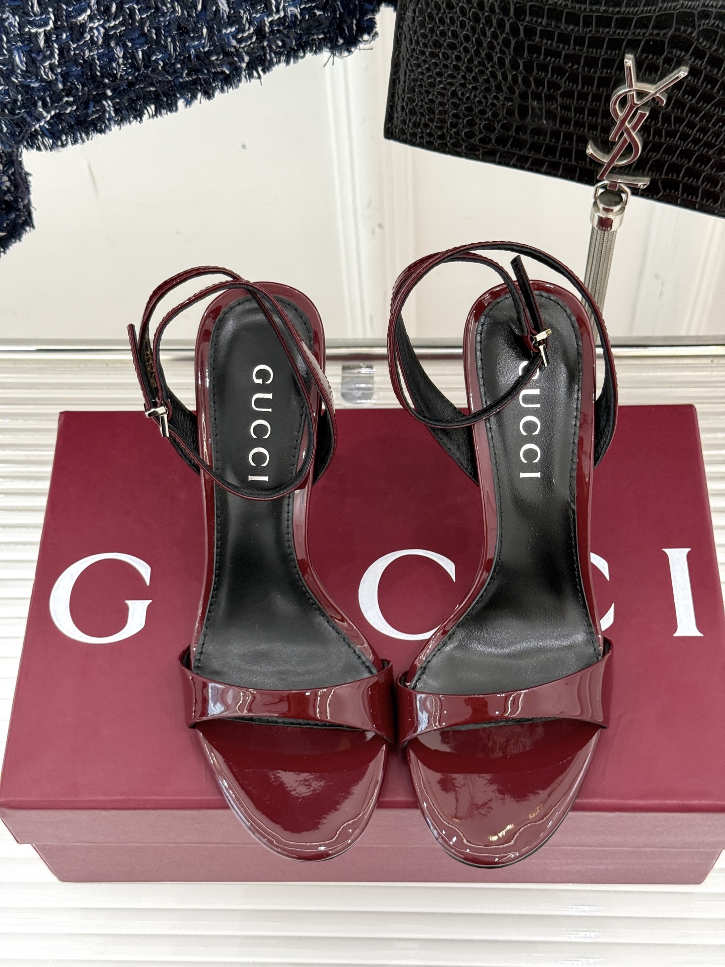 
Gucci/古驰25S夏季新品竹节
金属跟高跟一字带凉鞋
仙女风性感竹节跟凉鞋
简约不失个性 上脚舒适
