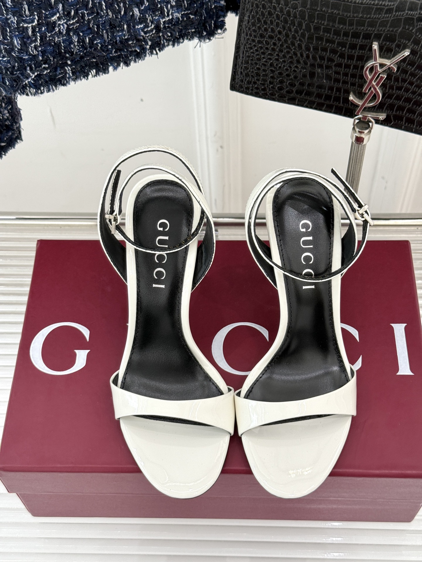 
Gucci/古驰25S夏季新品竹节
金属跟高跟一字带凉鞋
仙女风性感竹节跟凉鞋
简约不失个性 上脚舒适