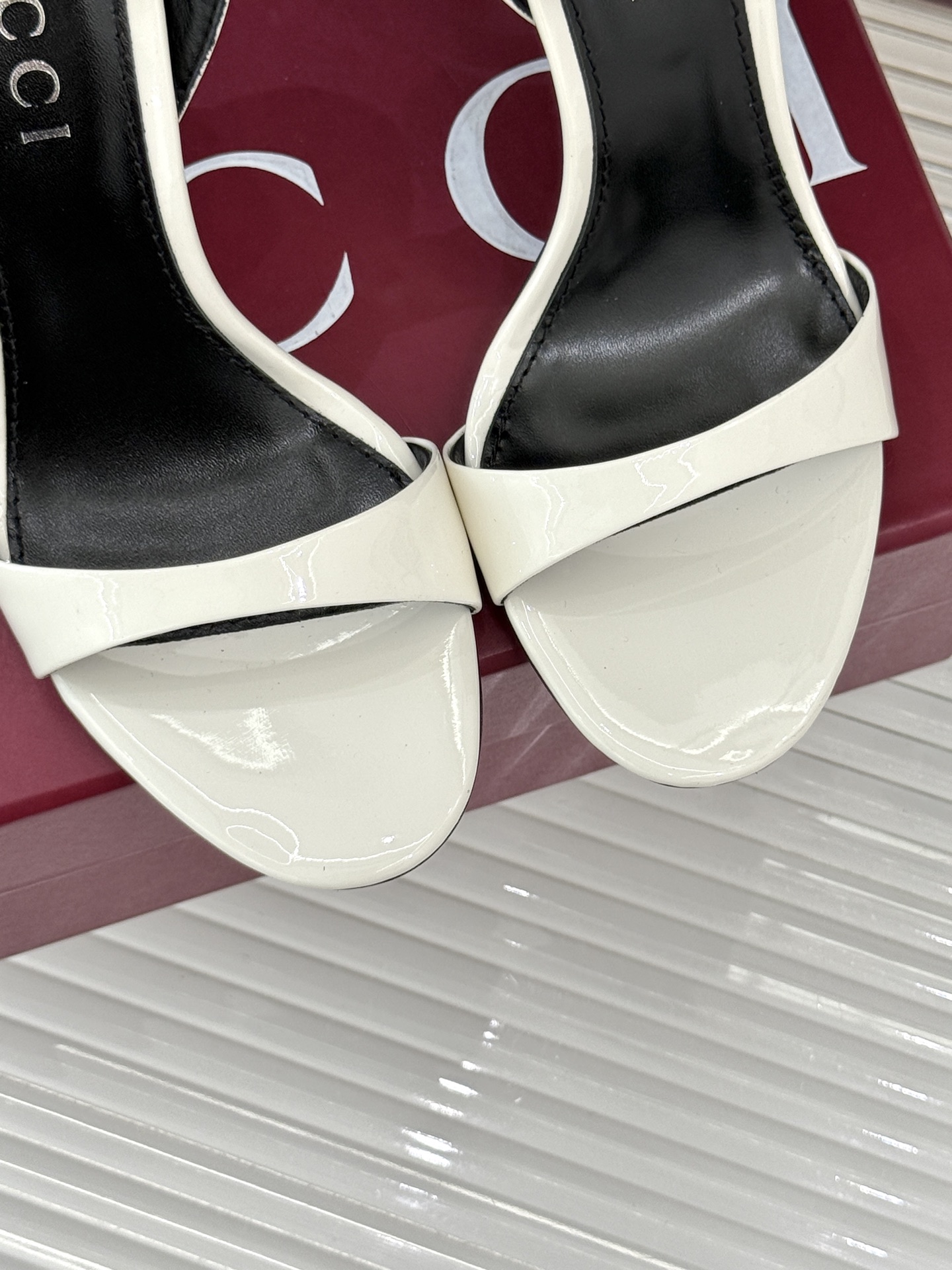
Gucci/古驰25S夏季新品竹节
金属跟高跟一字带凉鞋
仙女风性感竹节跟凉鞋
简约不失个性 上脚舒适