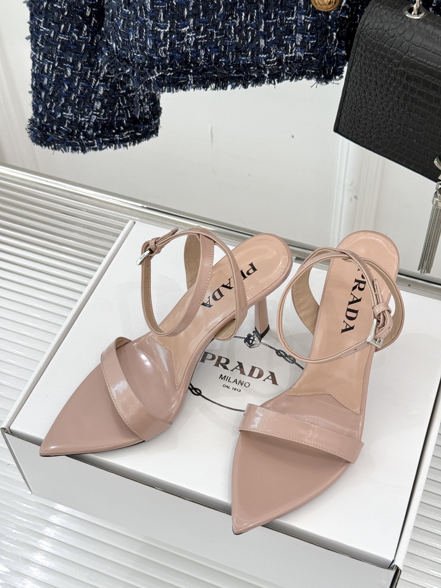 
Prada/普拉达25WF春夏新品
三角扣尖头高跟凉鞋
经典三角标 可盐可甜巨百搭
三角标yb开模定制