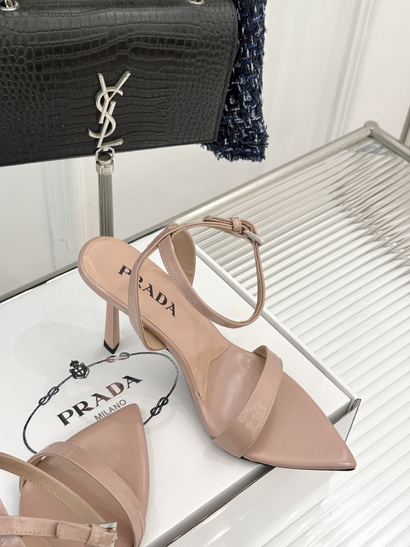 
Prada/普拉达25WF春夏新品
三角扣尖头高跟凉鞋
经典三角标 可盐可甜巨百搭
三角标yb开模定制