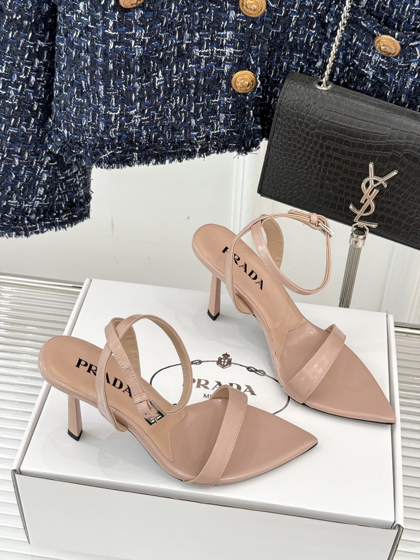 
Prada/普拉达25WF春夏新品
三角扣尖头高跟凉鞋
经典三角标 可盐可甜巨百搭
三角标yb开模定制