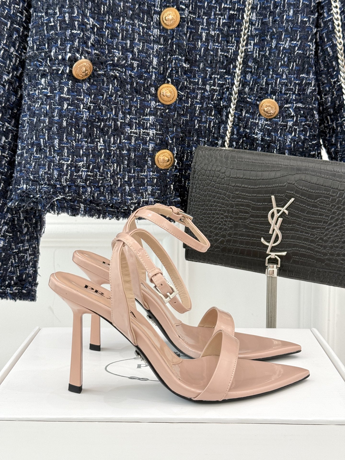 
Prada/普拉达25WF春夏新品
三角扣尖头高跟凉鞋
经典三角标 可盐可甜巨百搭
三角标yb开模定制