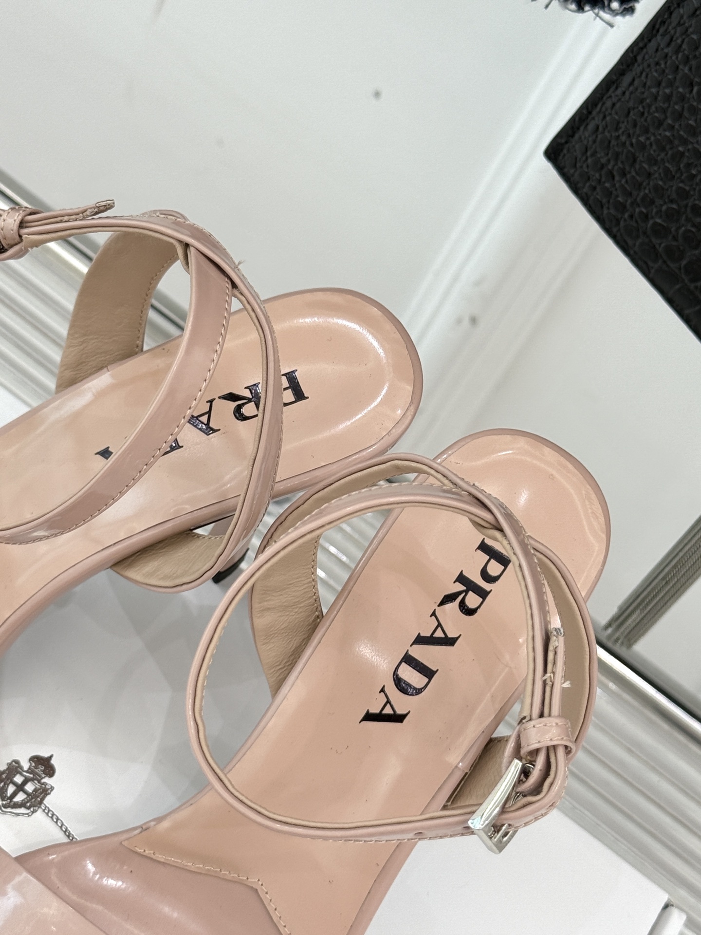 
Prada/普拉达25WF春夏新品
三角扣尖头高跟凉鞋
经典三角标 可盐可甜巨百搭
三角标yb开模定制