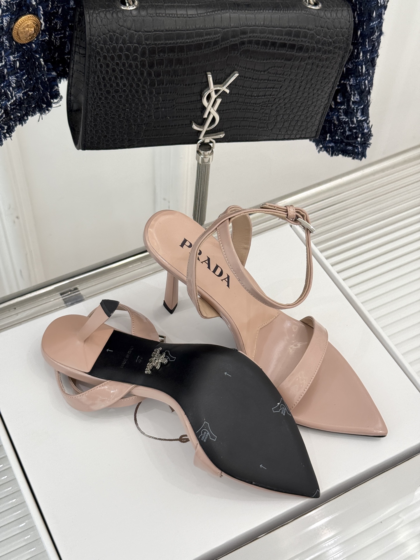 
Prada/普拉达25WF春夏新品
三角扣尖头高跟凉鞋
经典三角标 可盐可甜巨百搭
三角标yb开模定制