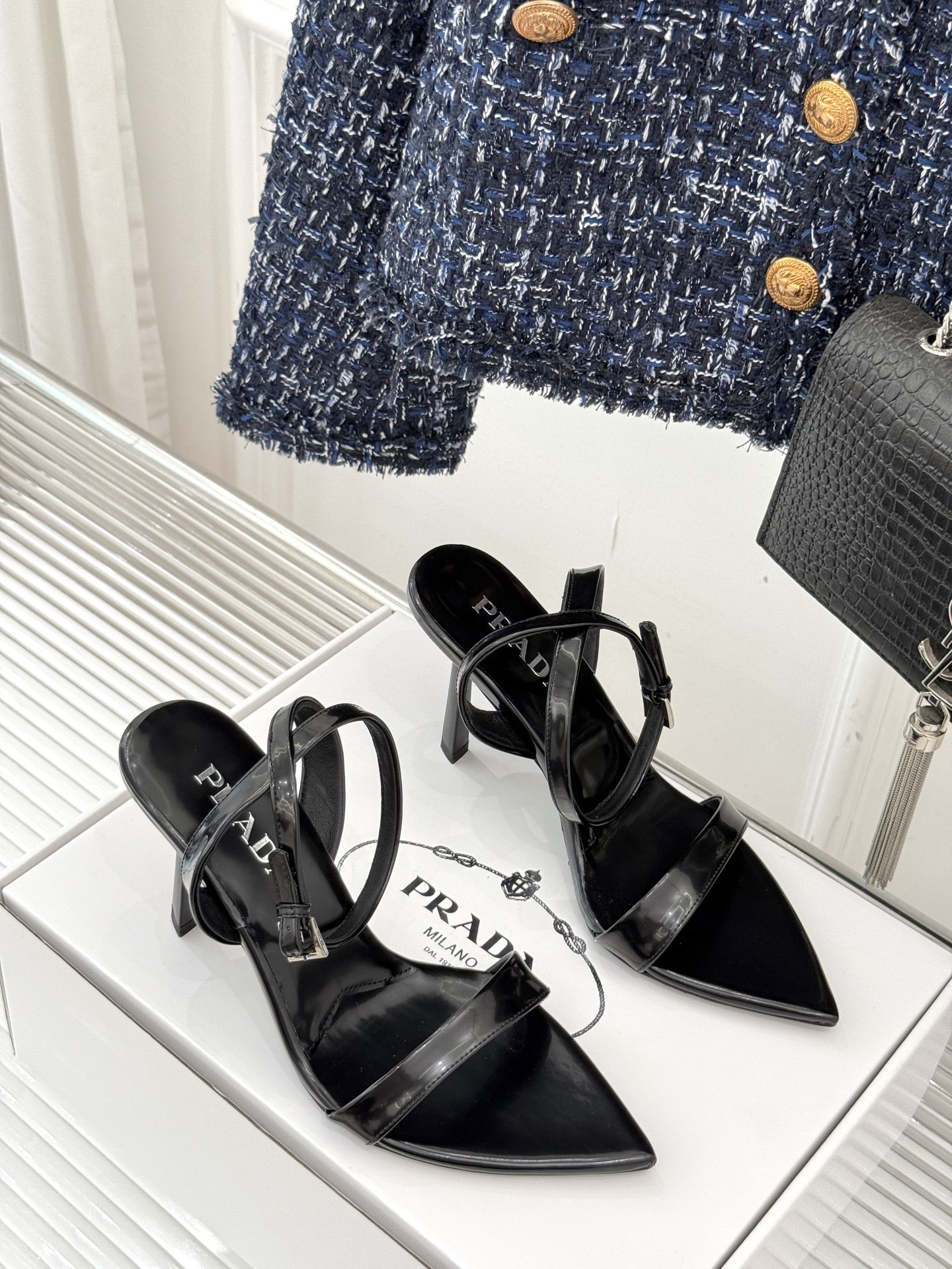
Prada/普拉达25WF春夏新品
三角扣尖头高跟凉鞋
经典三角标 可盐可甜巨百搭
三角标yb开模定制