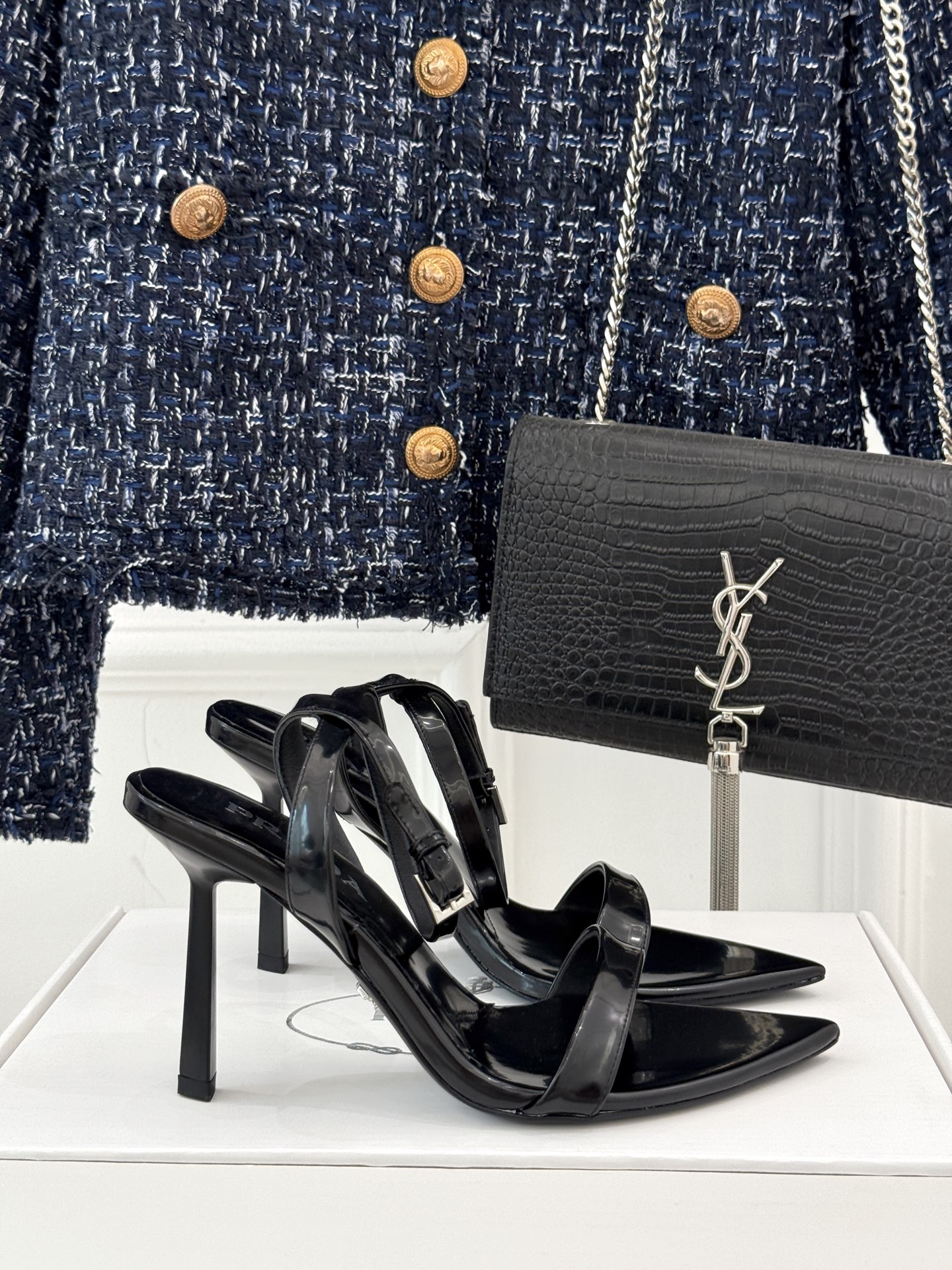 
Prada/普拉达25WF春夏新品
三角扣尖头高跟凉鞋
经典三角标 可盐可甜巨百搭
三角标yb开模定制