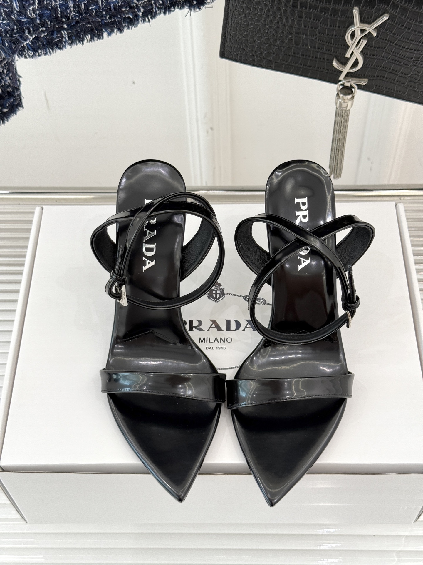 
Prada/普拉达25WF春夏新品
三角扣尖头高跟凉鞋
经典三角标 可盐可甜巨百搭
三角标yb开模定制