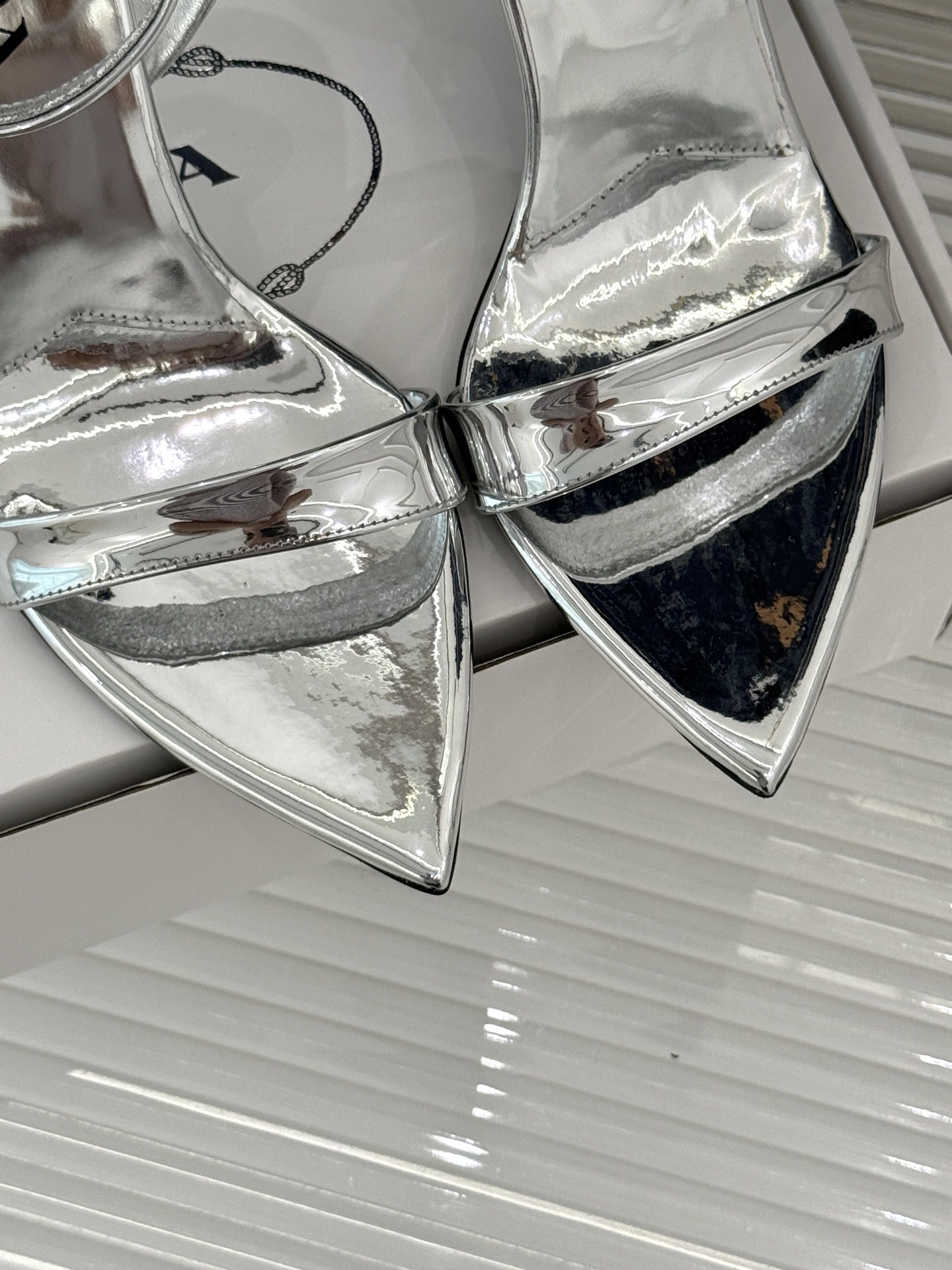 
Prada/普拉达25WF春夏新品
三角扣尖头高跟凉鞋
经典三角标 可盐可甜巨百搭
三角标yb开模定制