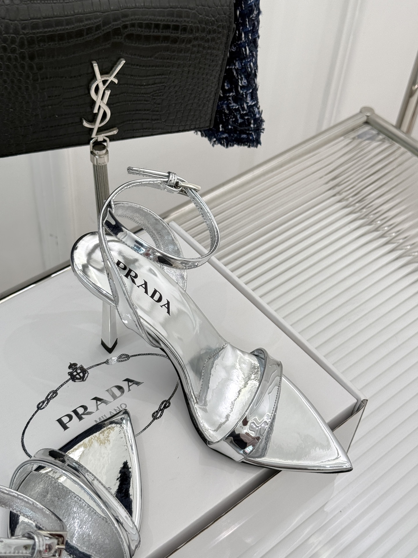 
Prada/普拉达25WF春夏新品
三角扣尖头高跟凉鞋
经典三角标 可盐可甜巨百搭
三角标yb开模定制