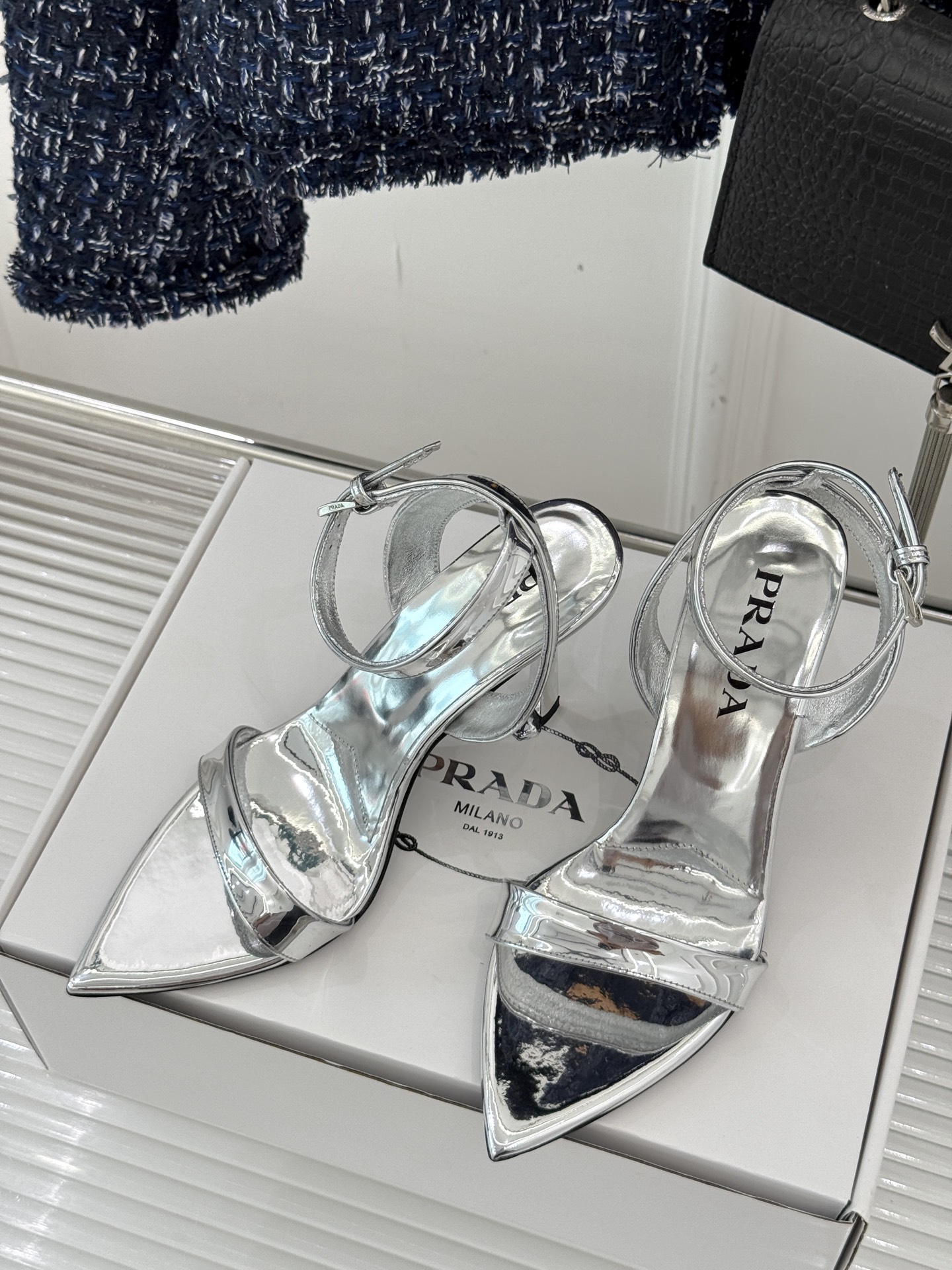 
Prada/普拉达25WF春夏新品
三角扣尖头高跟凉鞋
经典三角标 可盐可甜巨百搭
三角标yb开模定制