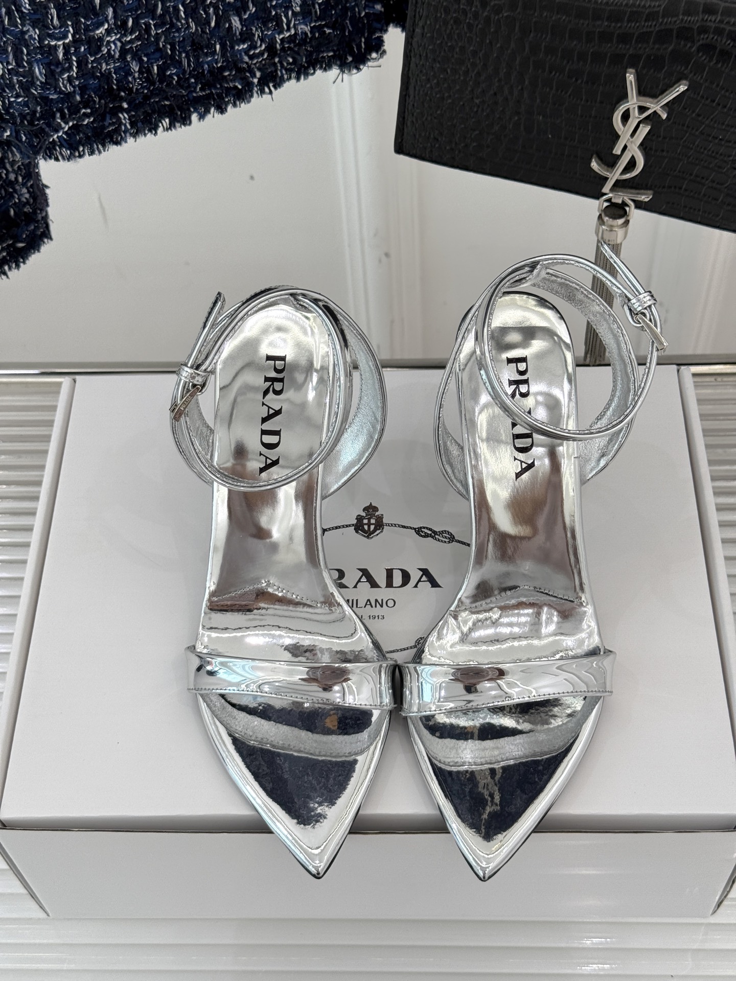 
Prada/普拉达25WF春夏新品
三角扣尖头高跟凉鞋
经典三角标 可盐可甜巨百搭
三角标yb开模定制