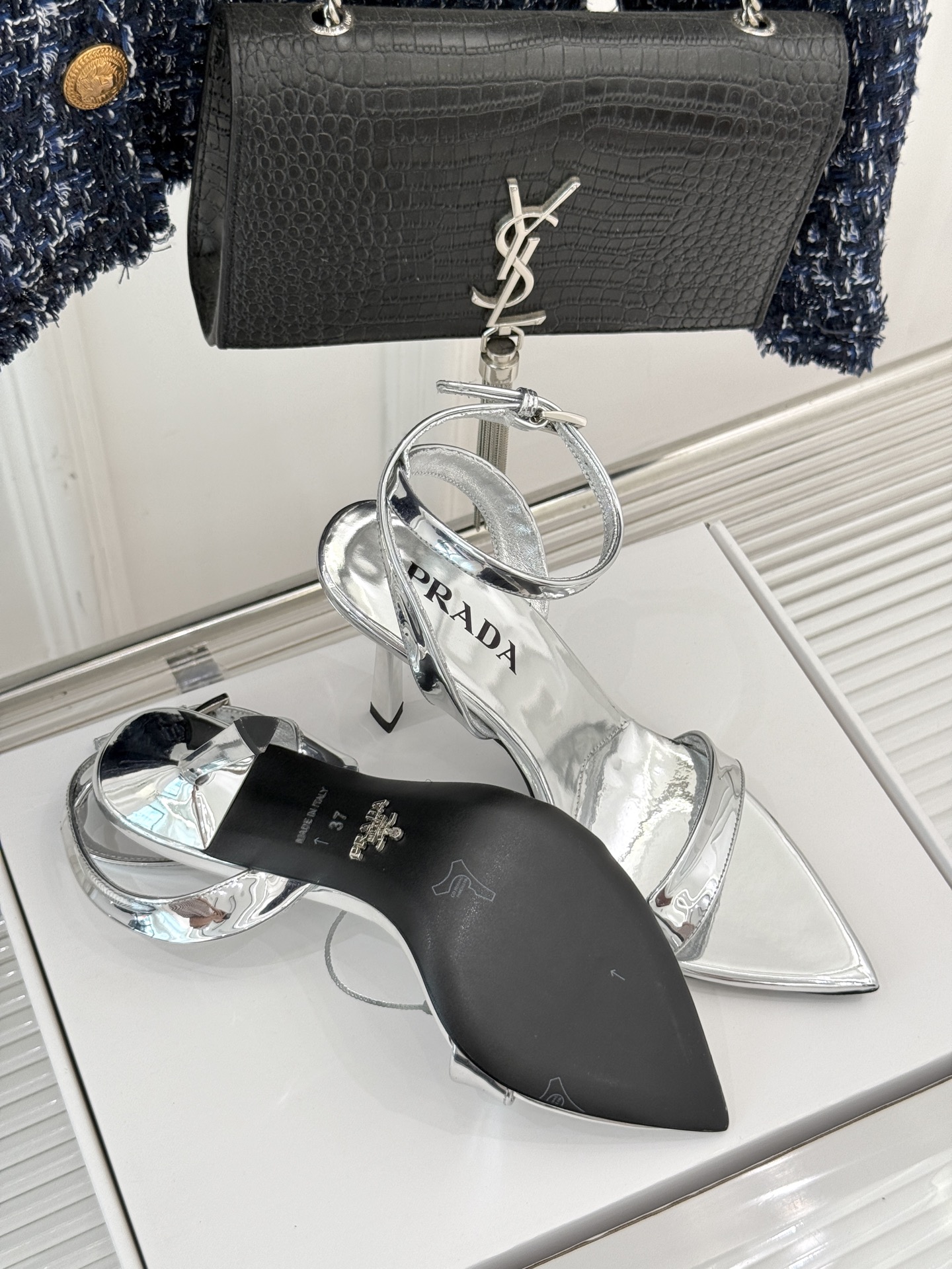 
Prada/普拉达25WF春夏新品
三角扣尖头高跟凉鞋
经典三角标 可盐可甜巨百搭
三角标yb开模定制