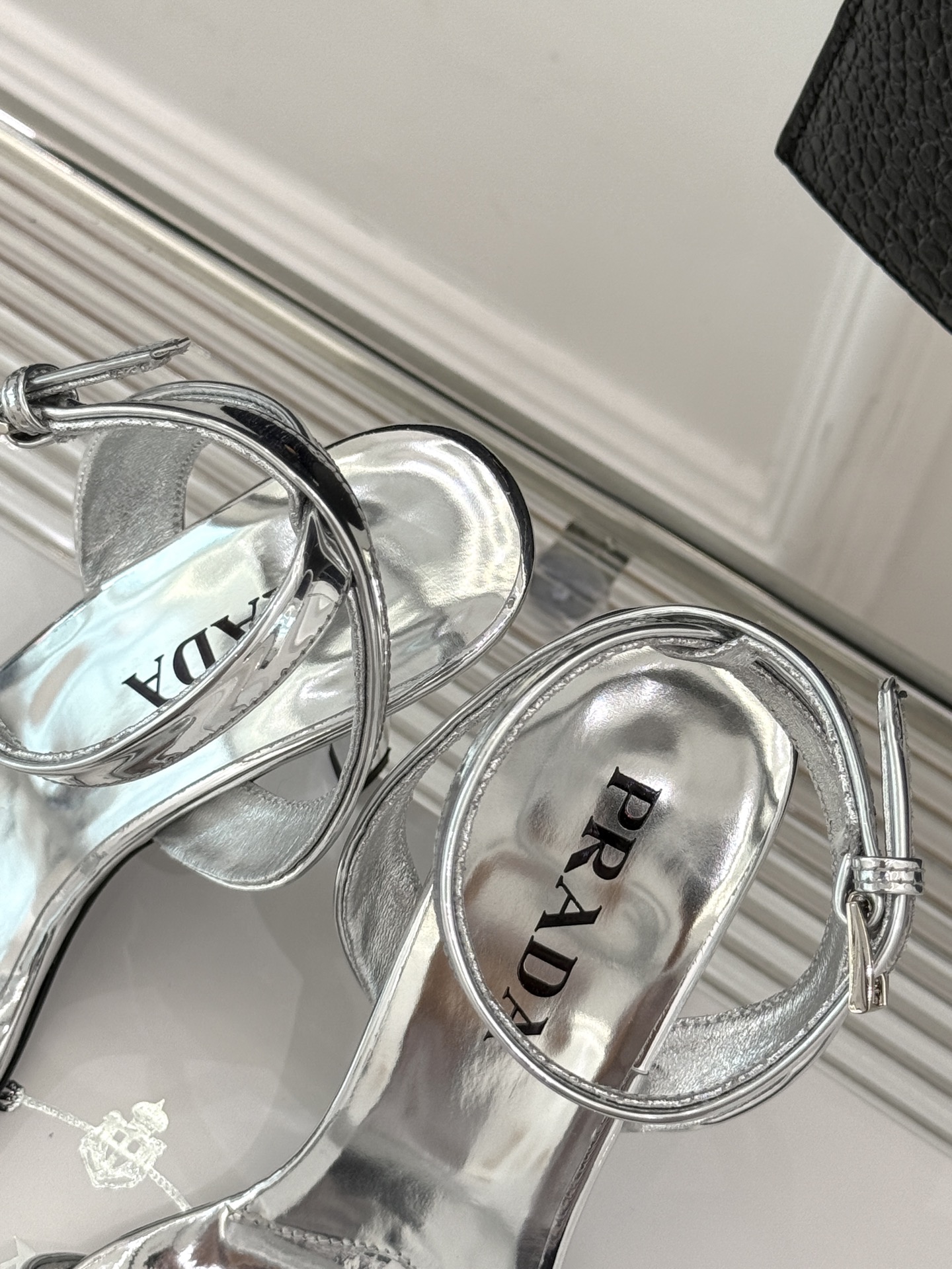 
Prada/普拉达25WF春夏新品
三角扣尖头高跟凉鞋
经典三角标 可盐可甜巨百搭
三角标yb开模定制