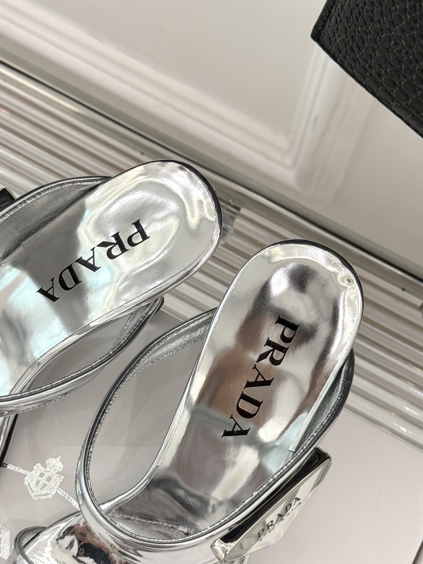 
Prada/普拉达25WF春夏新品
三角扣尖头高跟凉鞋
经典三角标 可盐可甜巨百搭
三角标yb开模定制