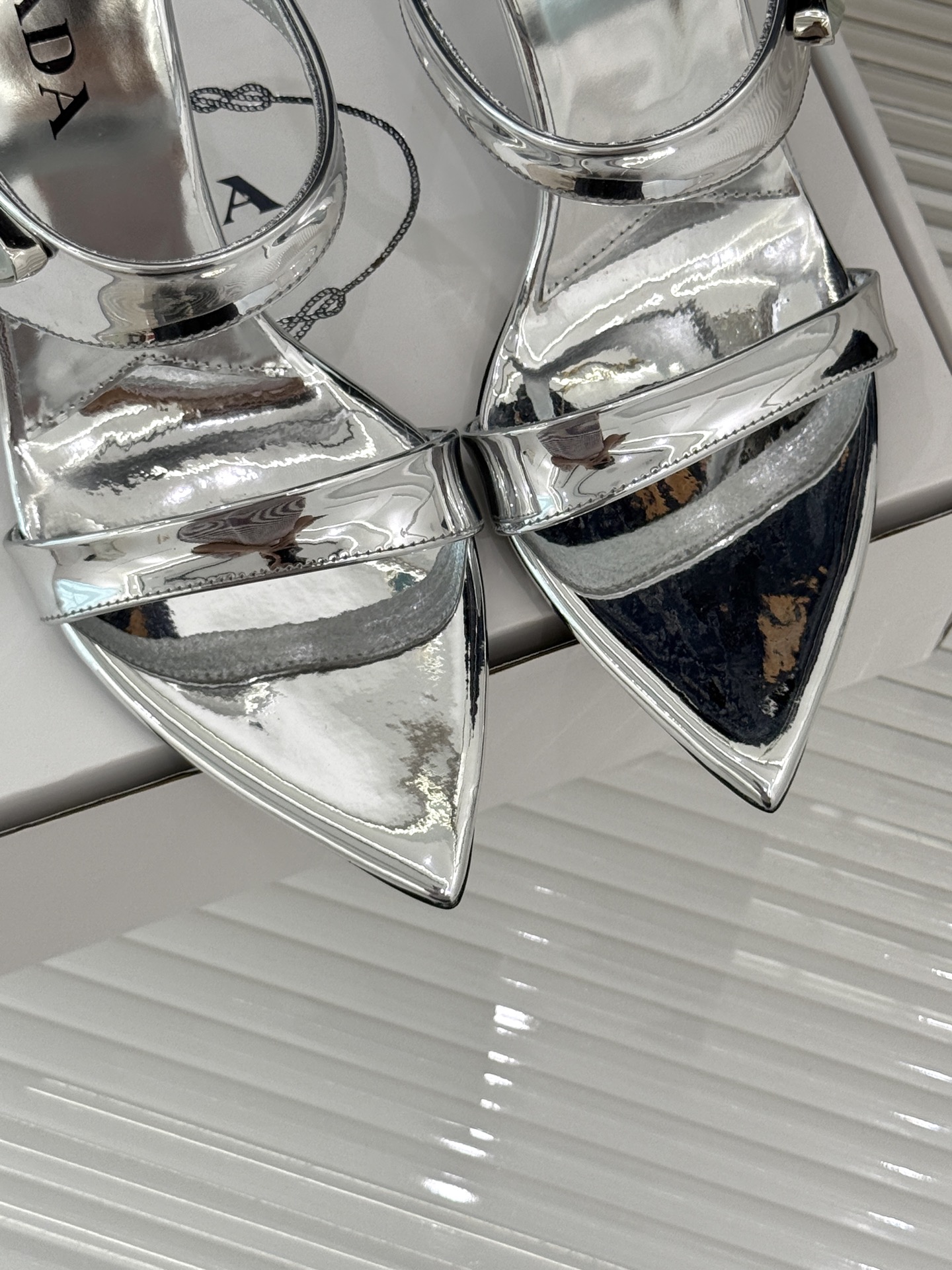 
Prada/普拉达25WF春夏新品
三角扣尖头高跟凉鞋
经典三角标 可盐可甜巨百搭
三角标yb开模定制