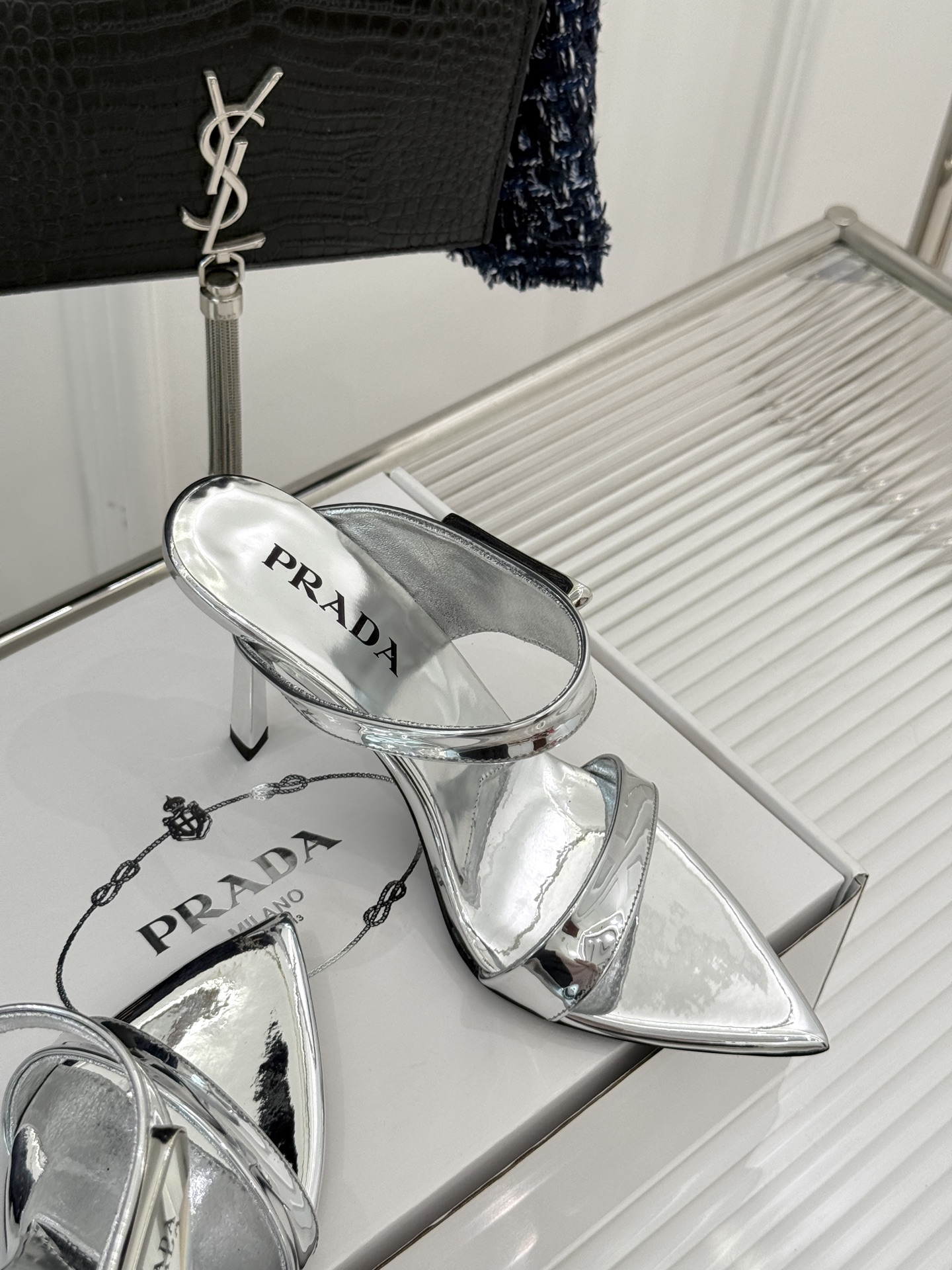 
Prada/普拉达25WF春夏新品
三角扣尖头高跟凉鞋
经典三角标 可盐可甜巨百搭
三角标yb开模定制