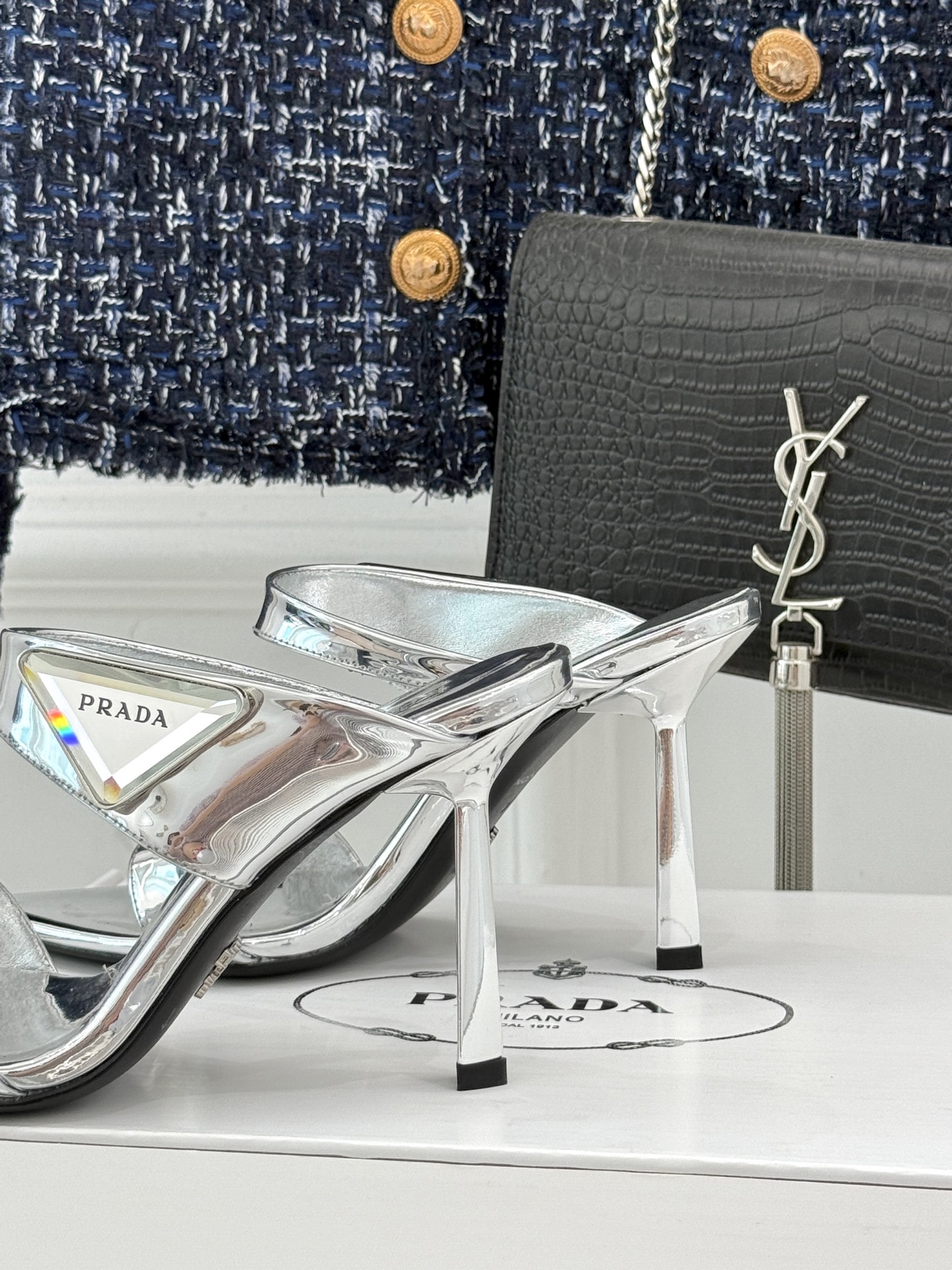 
Prada/普拉达25WF春夏新品
三角扣尖头高跟凉鞋
经典三角标 可盐可甜巨百搭
三角标yb开模定制