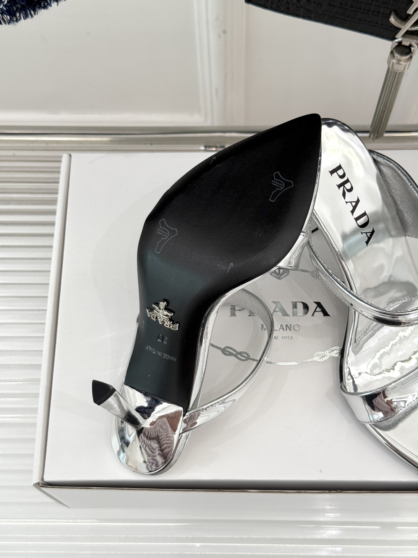 
Prada/普拉达25WF春夏新品
三角扣尖头高跟凉鞋
经典三角标 可盐可甜巨百搭
三角标yb开模定制