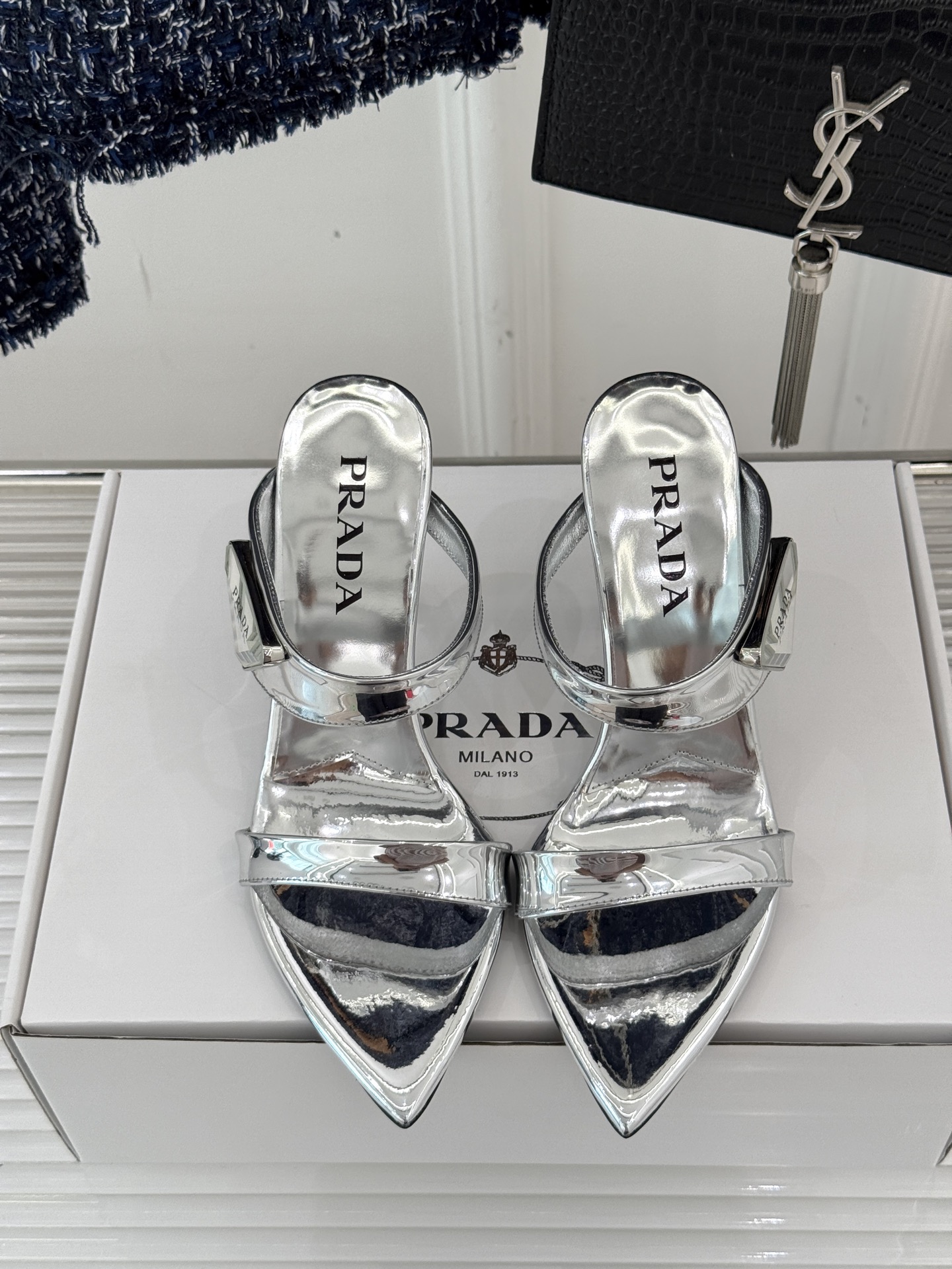 
Prada/普拉达25WF春夏新品
三角扣尖头高跟凉鞋
经典三角标 可盐可甜巨百搭
三角标yb开模定制