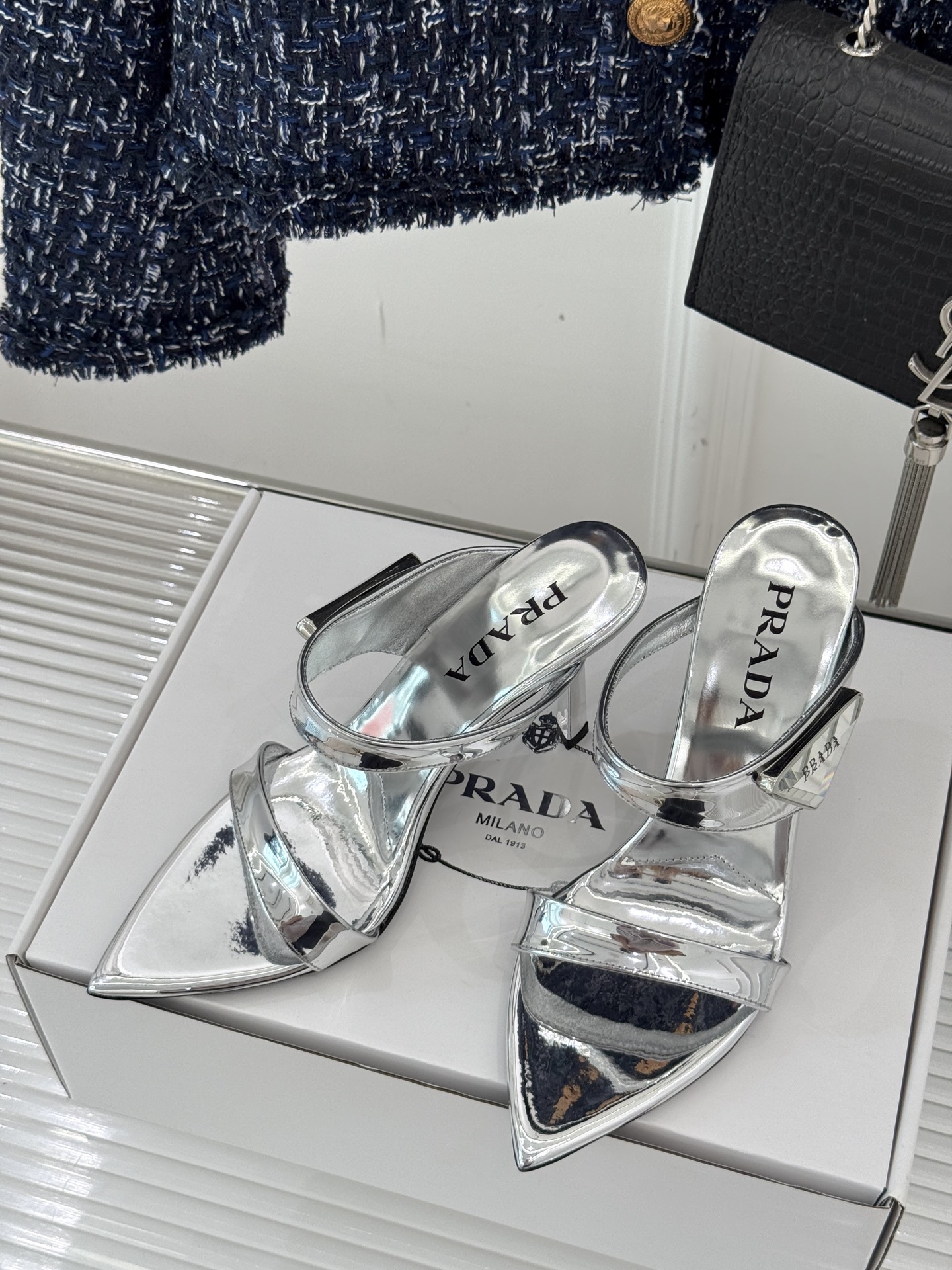 
Prada/普拉达25WF春夏新品
三角扣尖头高跟凉鞋
经典三角标 可盐可甜巨百搭
三角标yb开模定制