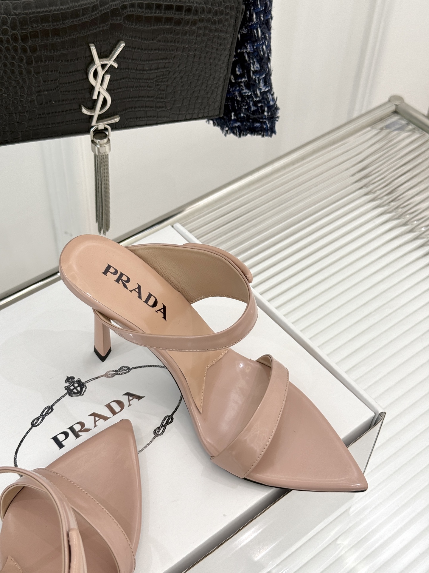 
Prada/普拉达25WF春夏新品
三角扣尖头高跟凉鞋
经典三角标 可盐可甜巨百搭
三角标yb开模定制
