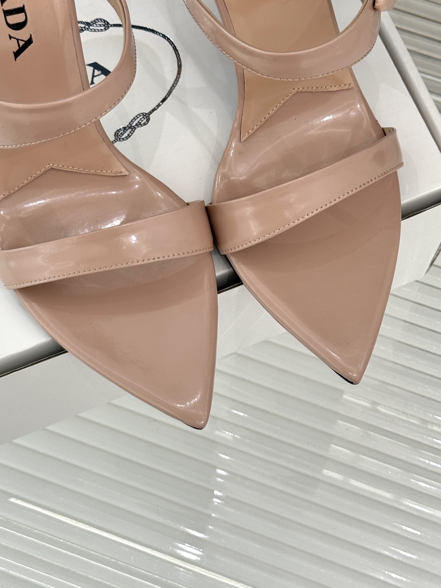 
Prada/普拉达25WF春夏新品
三角扣尖头高跟凉鞋
经典三角标 可盐可甜巨百搭
三角标yb开模定制