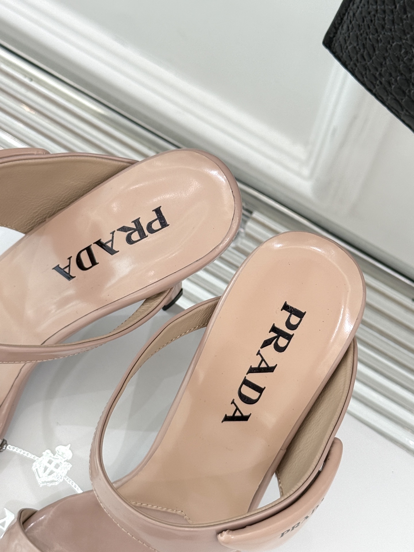 
Prada/普拉达25WF春夏新品
三角扣尖头高跟凉鞋
经典三角标 可盐可甜巨百搭
三角标yb开模定制