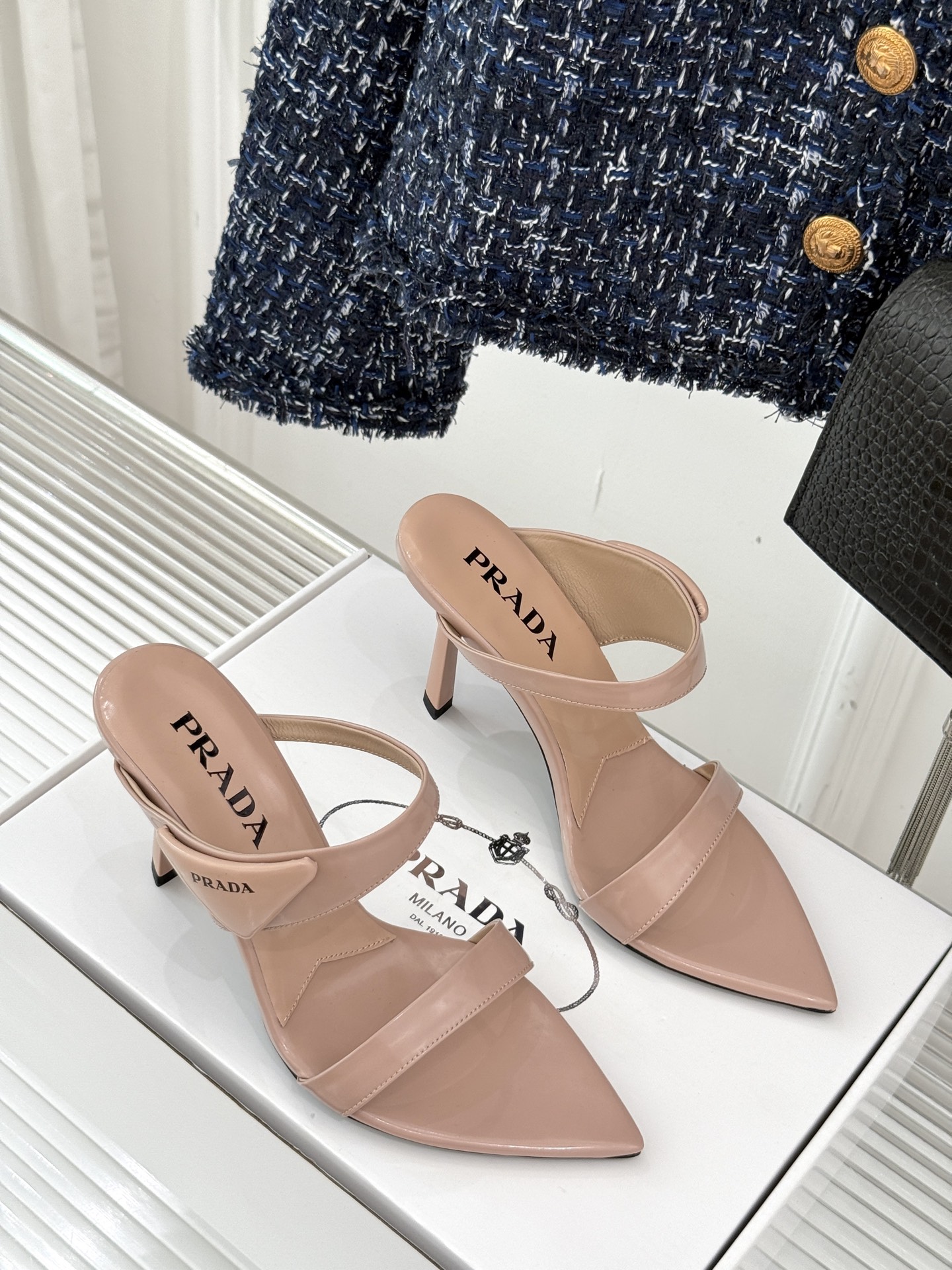 
Prada/普拉达25WF春夏新品
三角扣尖头高跟凉鞋
经典三角标 可盐可甜巨百搭
三角标yb开模定制