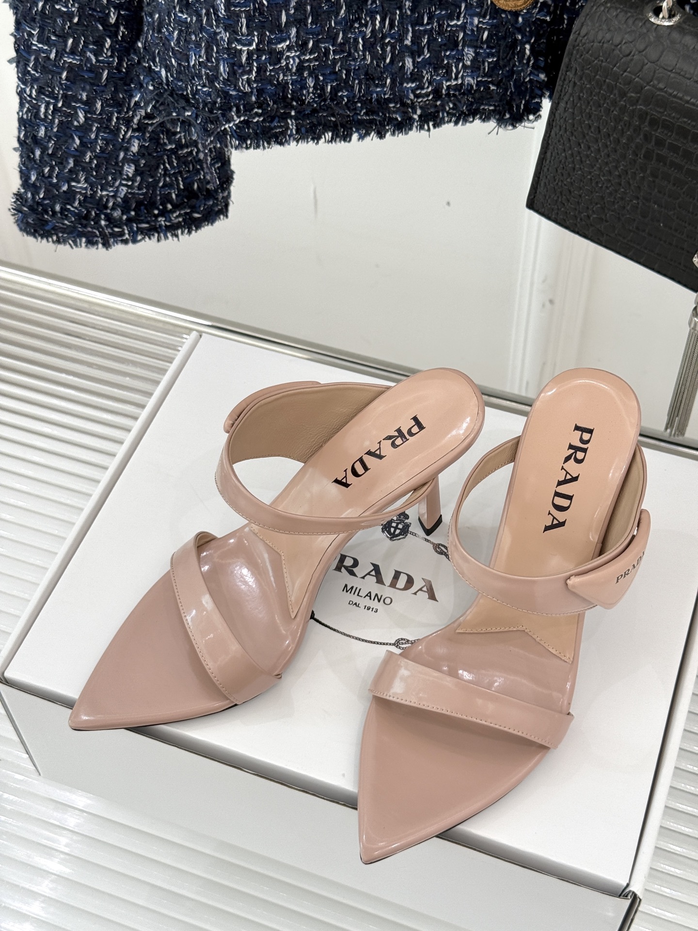 
Prada/普拉达25WF春夏新品
三角扣尖头高跟凉鞋
经典三角标 可盐可甜巨百搭
三角标yb开模定制