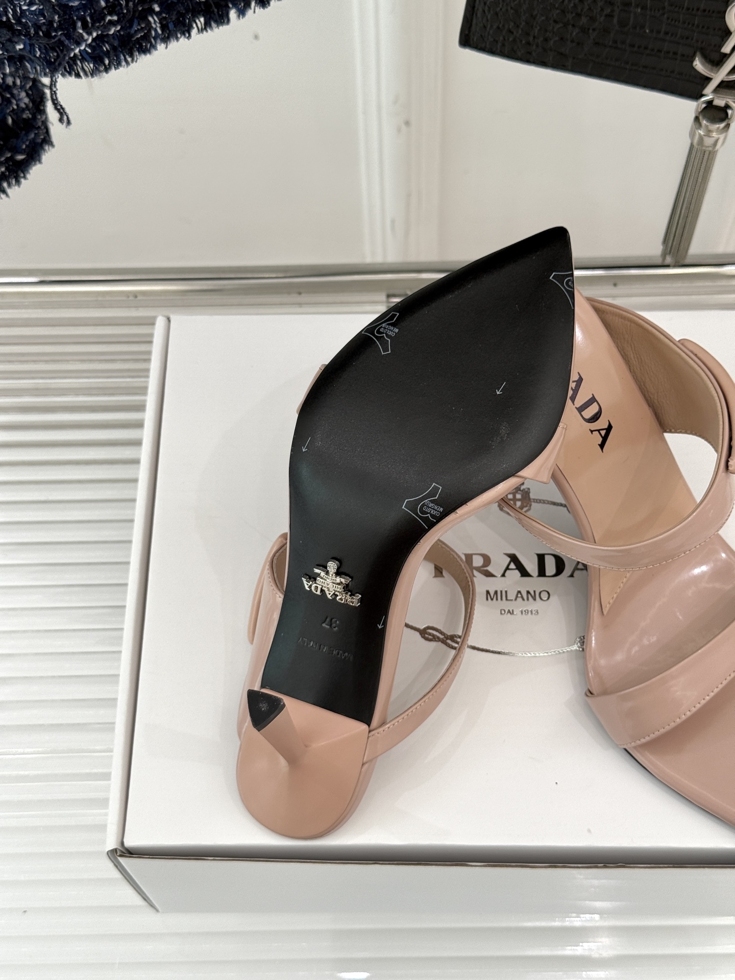 
Prada/普拉达25WF春夏新品
三角扣尖头高跟凉鞋
经典三角标 可盐可甜巨百搭
三角标yb开模定制