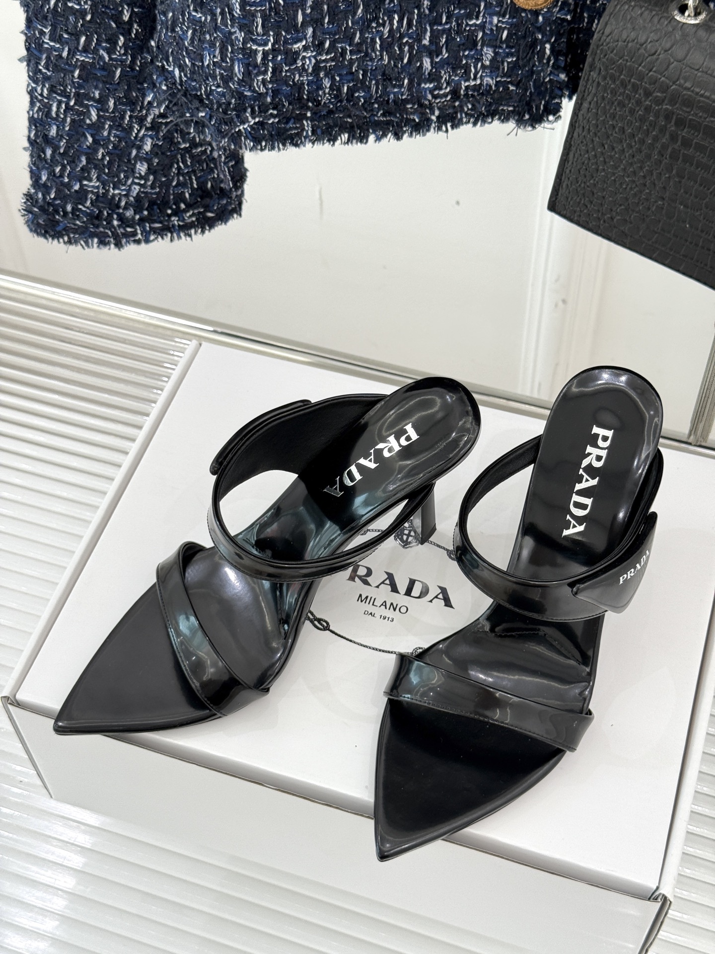 
Prada/普拉达25WF春夏新品
三角扣尖头高跟凉鞋
经典三角标 可盐可甜巨百搭
三角标yb开模定制