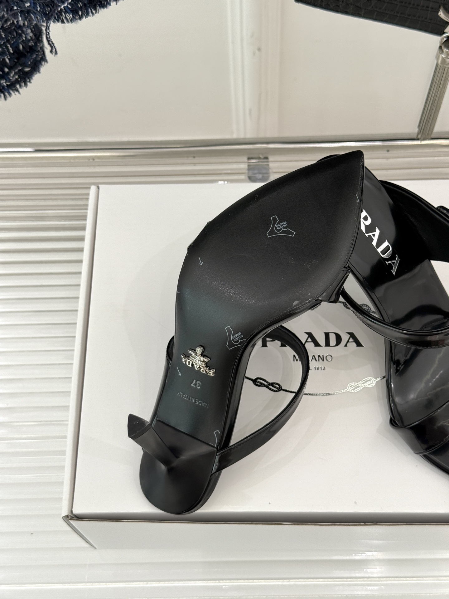 
Prada/普拉达25WF春夏新品
三角扣尖头高跟凉鞋
经典三角标 可盐可甜巨百搭
三角标yb开模定制
