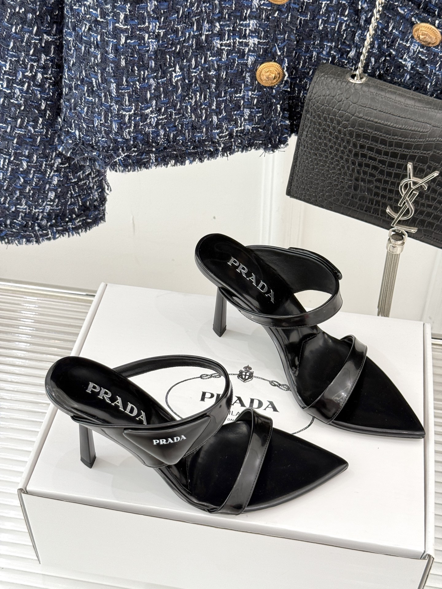 
Prada/普拉达25WF春夏新品
三角扣尖头高跟凉鞋
经典三角标 可盐可甜巨百搭
三角标yb开模定制