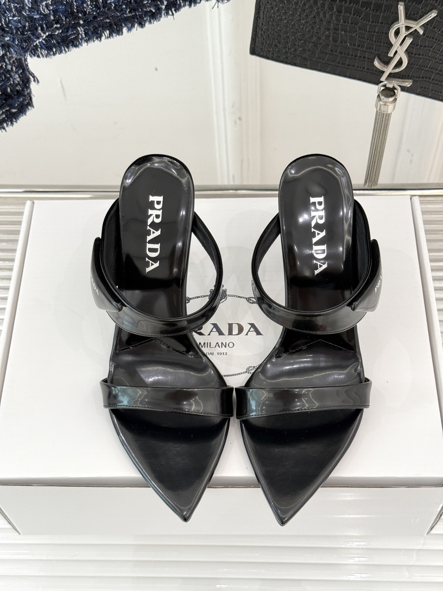 
Prada/普拉达25WF春夏新品
三角扣尖头高跟凉鞋
经典三角标 可盐可甜巨百搭
三角标yb开模定制