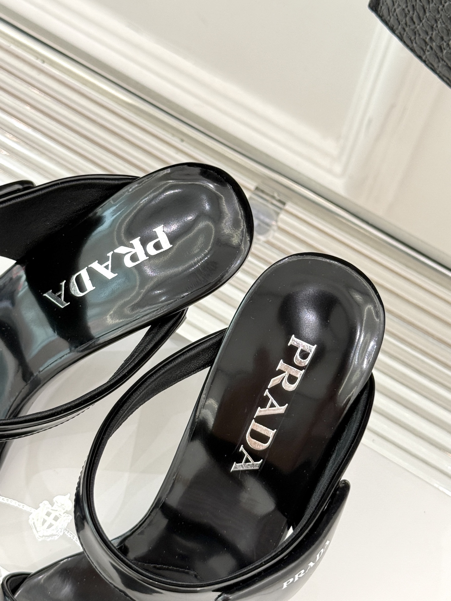 
Prada/普拉达25WF春夏新品
三角扣尖头高跟凉鞋
经典三角标 可盐可甜巨百搭
三角标yb开模定制