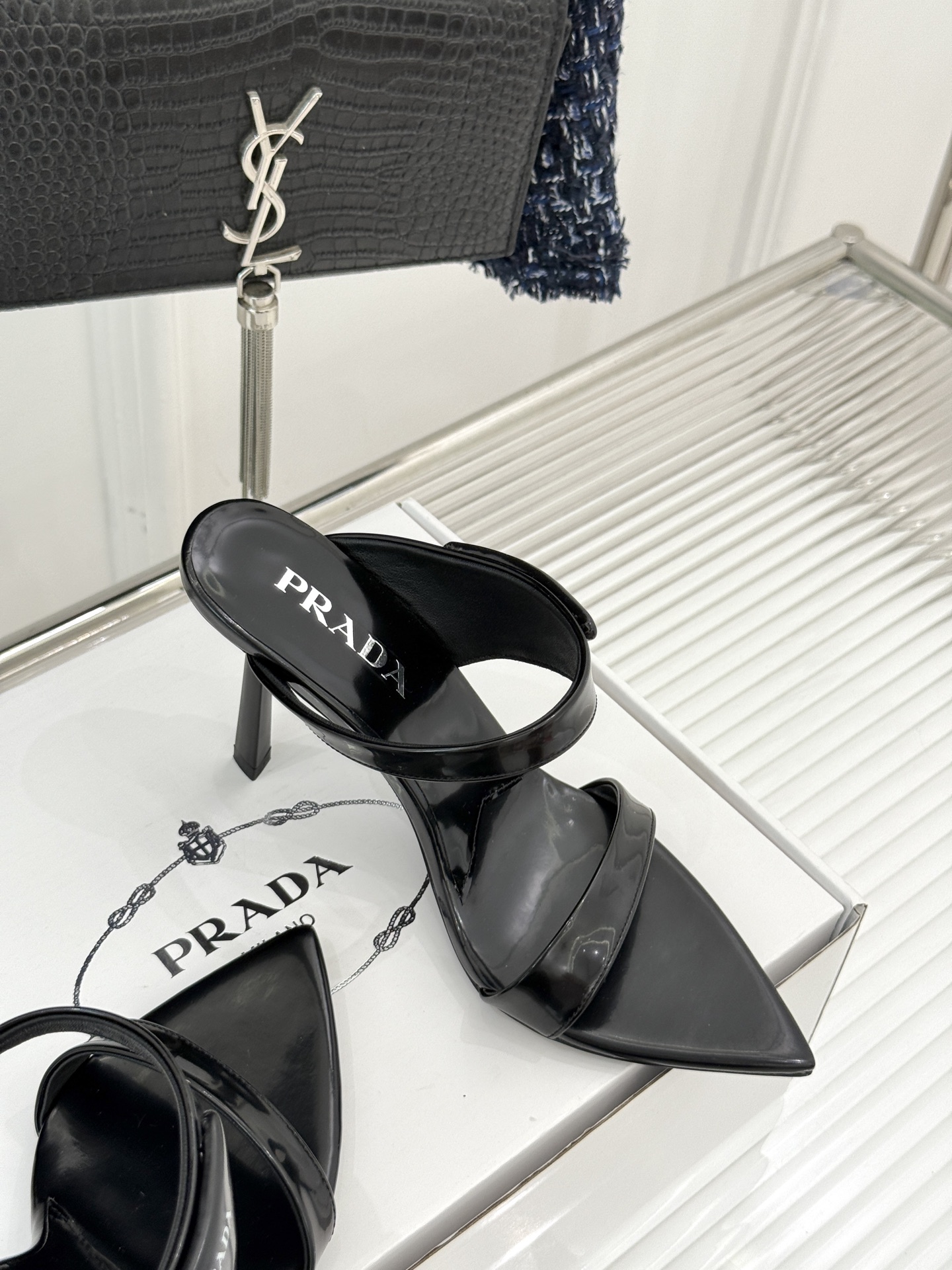 
Prada/普拉达25WF春夏新品
三角扣尖头高跟凉鞋
经典三角标 可盐可甜巨百搭
三角标yb开模定制