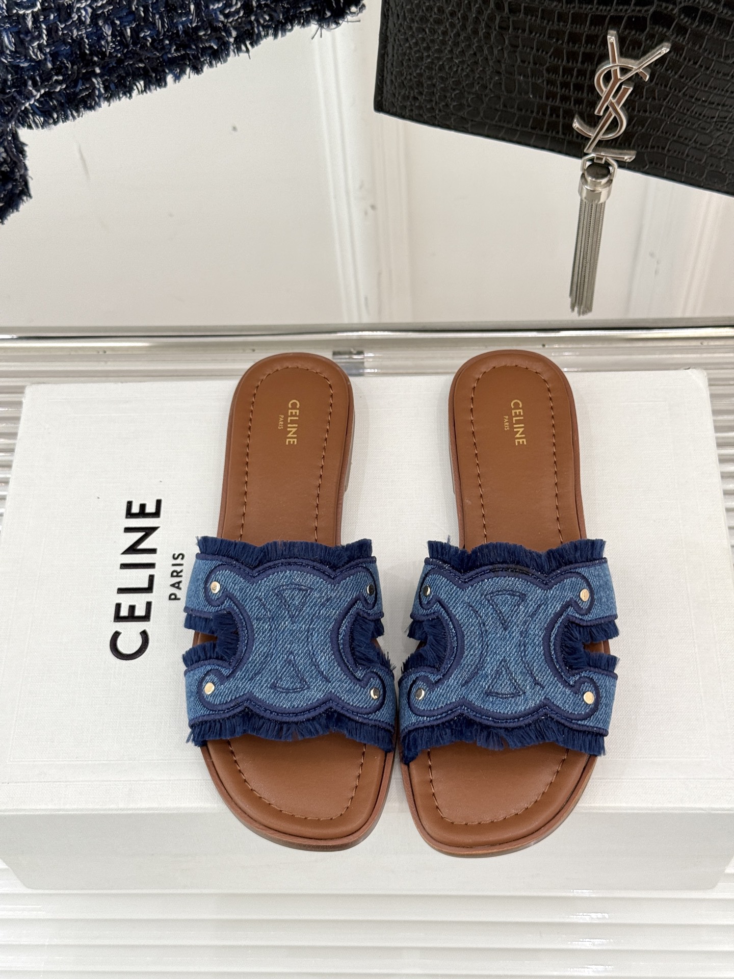 
Celine/赛琳经典凯旋门平底拖鞋
好穿又出片的度假风凉拖🏖️
满满的法式浪漫风情
话说H拖遍地都是