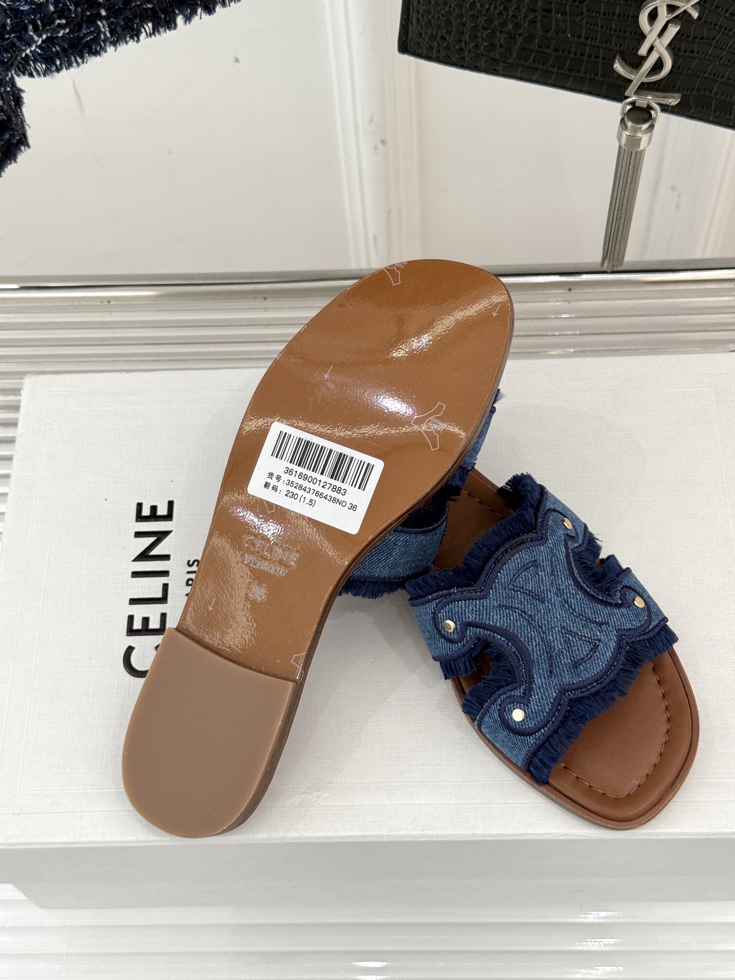 
Celine/赛琳经典凯旋门平底拖鞋
好穿又出片的度假风凉拖🏖️
满满的法式浪漫风情
话说H拖遍地都是
