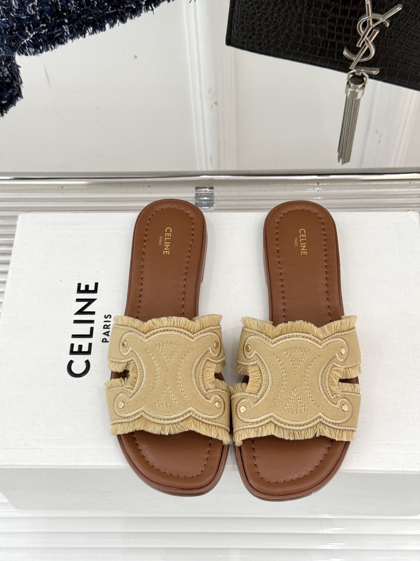 
Celine/赛琳经典凯旋门平底拖鞋
好穿又出片的度假风凉拖🏖️
满满的法式浪漫风情
话说H拖遍地都是