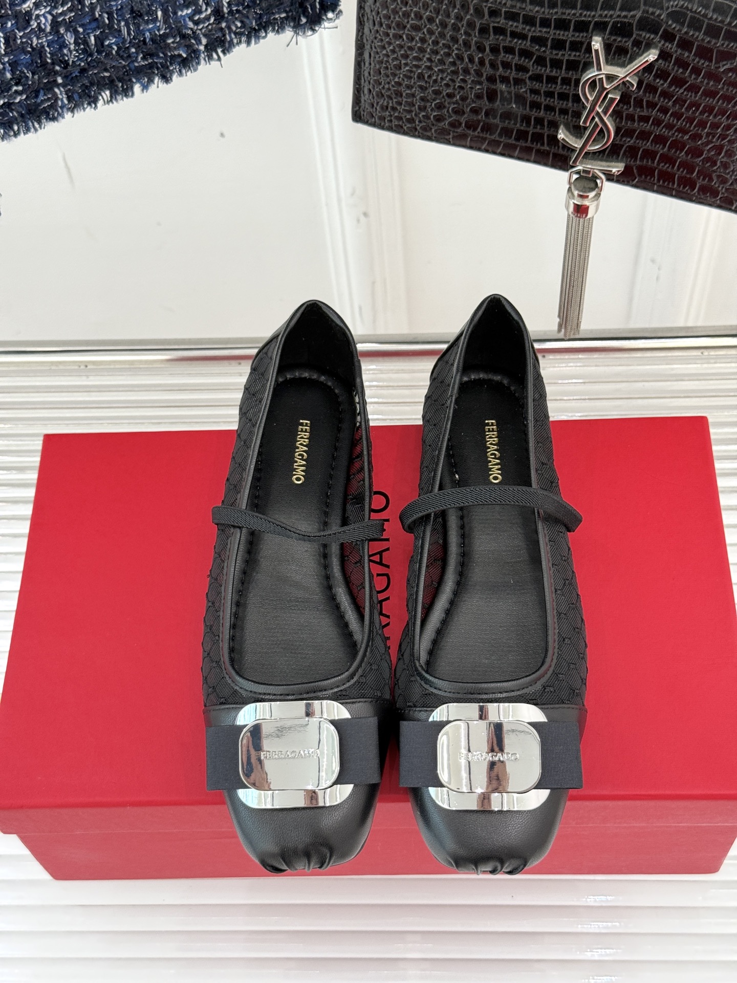 
Ferragamo/菲拉格慕经典方头
蝴蝶结扣玛丽珍鞋芭蕾舞鞋
芭蕾舞鞋柔软天花板呀~
气质优雅 烂漫