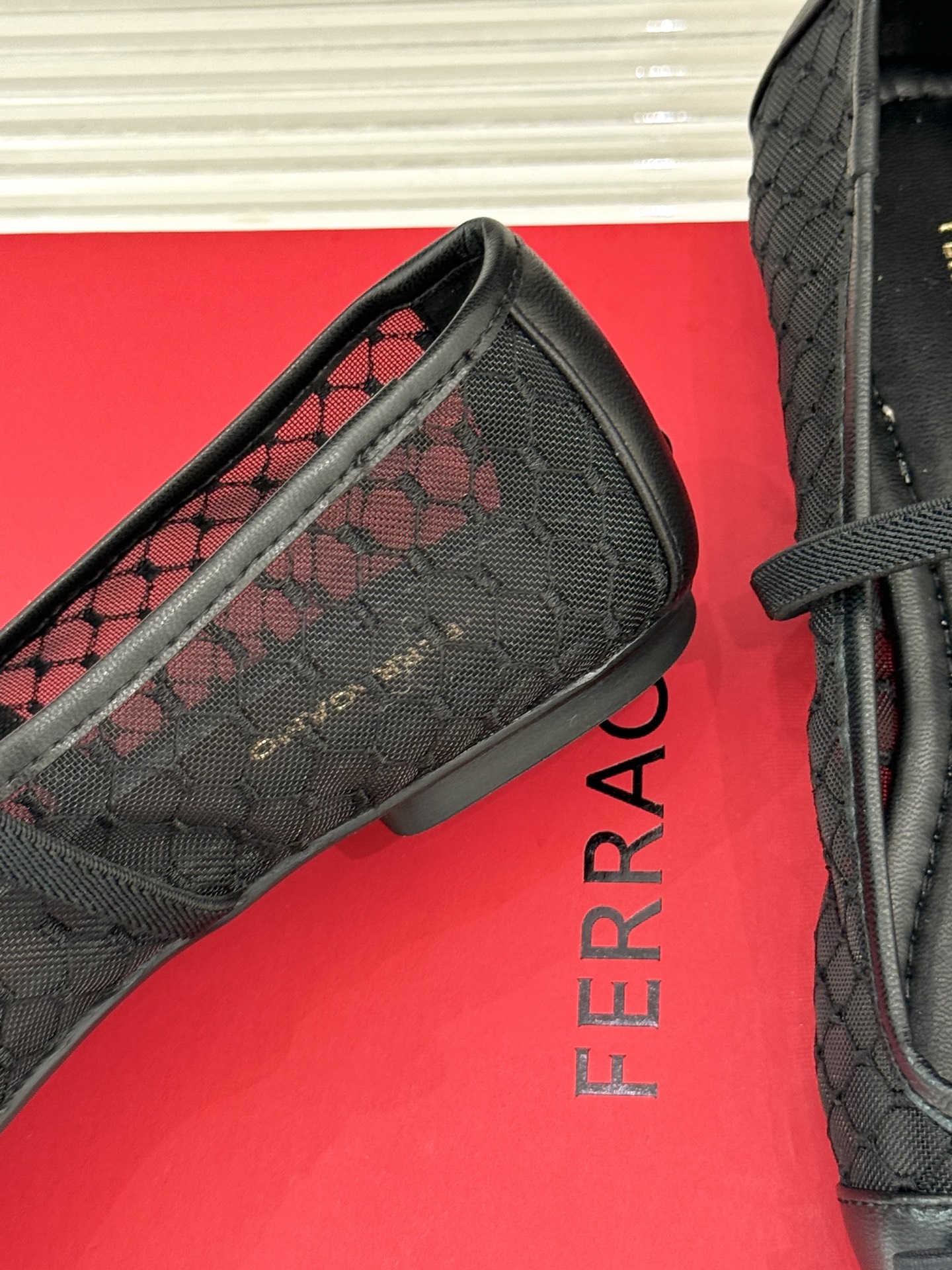 
Ferragamo/菲拉格慕经典方头
蝴蝶结扣玛丽珍鞋芭蕾舞鞋
芭蕾舞鞋柔软天花板呀~
气质优雅 烂漫